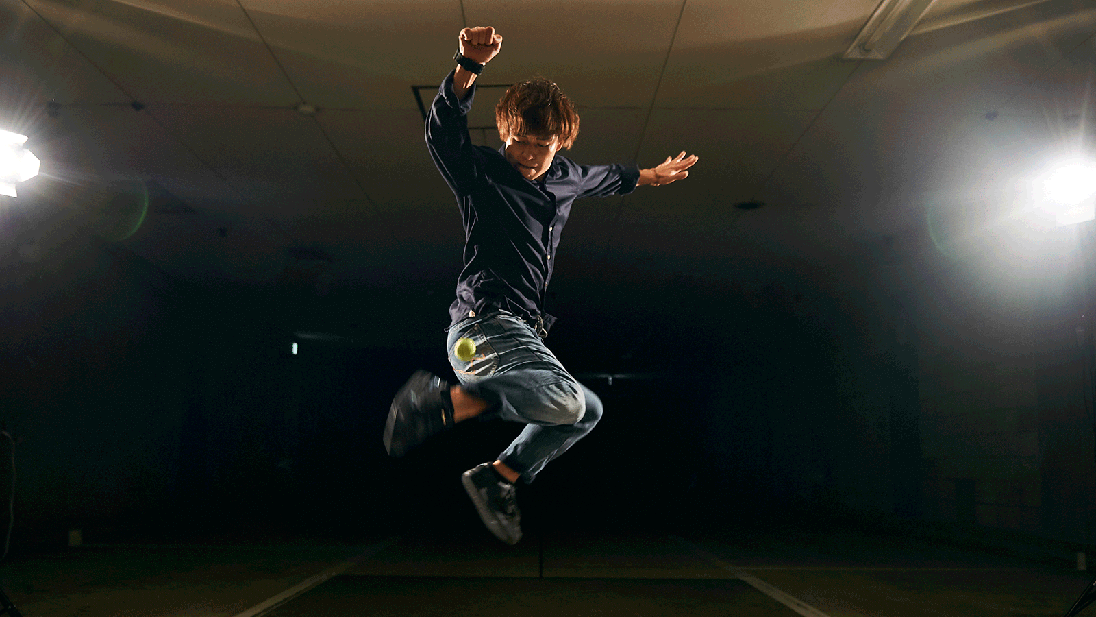 目にも留まらぬ足さばきに驚嘆！ フットバッグ世界王者の“超絶技巧”を動画で見よう