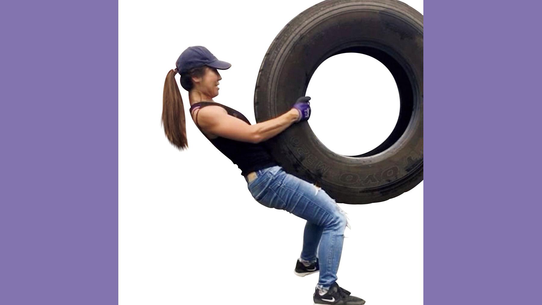 31歳タイヤ嬢、毎日50kgのタイヤを転がして持ち上げて、鍛える