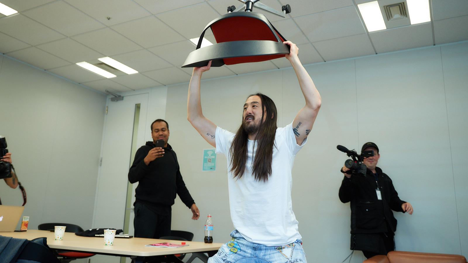 取材現場は大混乱！ 世界的DJスティーヴ・アオキが独自のワークアウトを披露