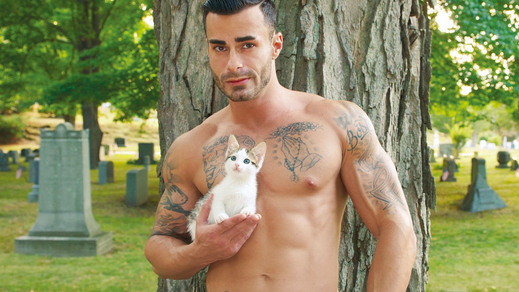 「マッチョ×猫」カレンダーに、心が洗われる