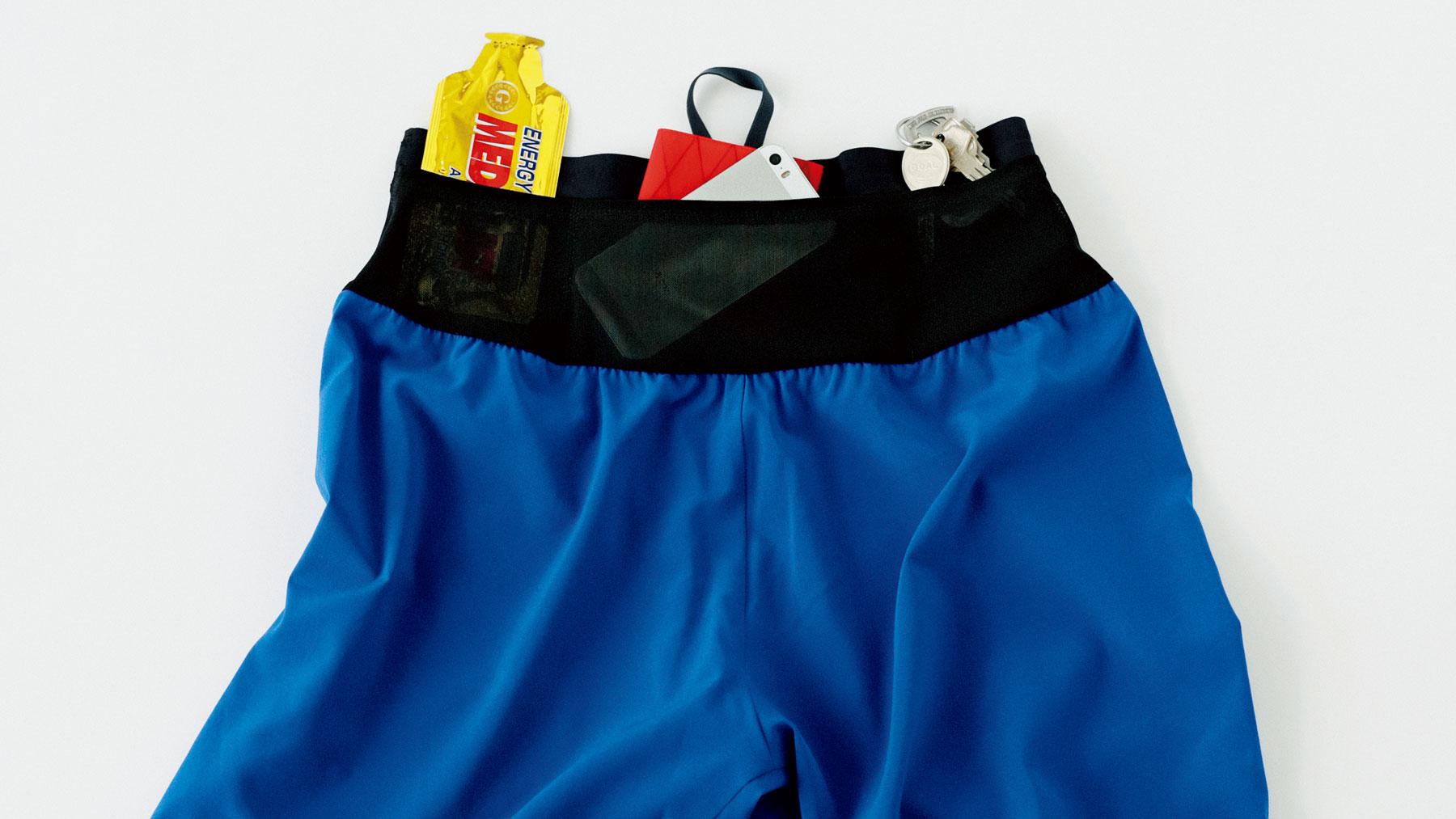 手ぶらで走れるランナーはハンサムだ。ポケット完備のラン用ショーツ＆パッカブルジャケット