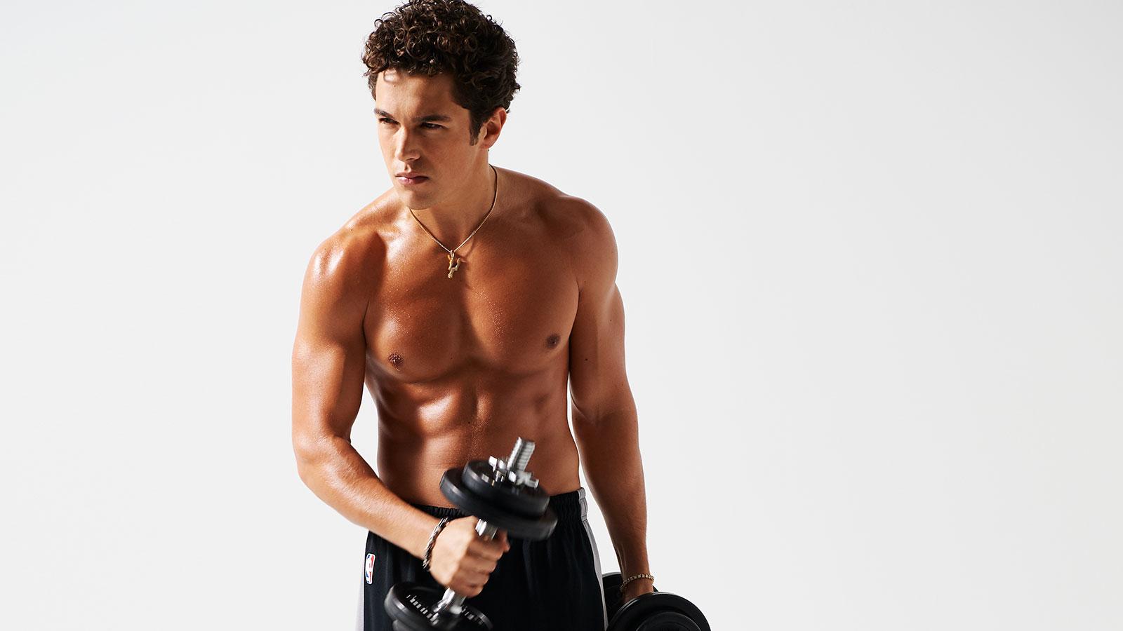 “腹を割る”プレイリストも公開中！ オースティン・マホーン流 ・シックスパックの作り方