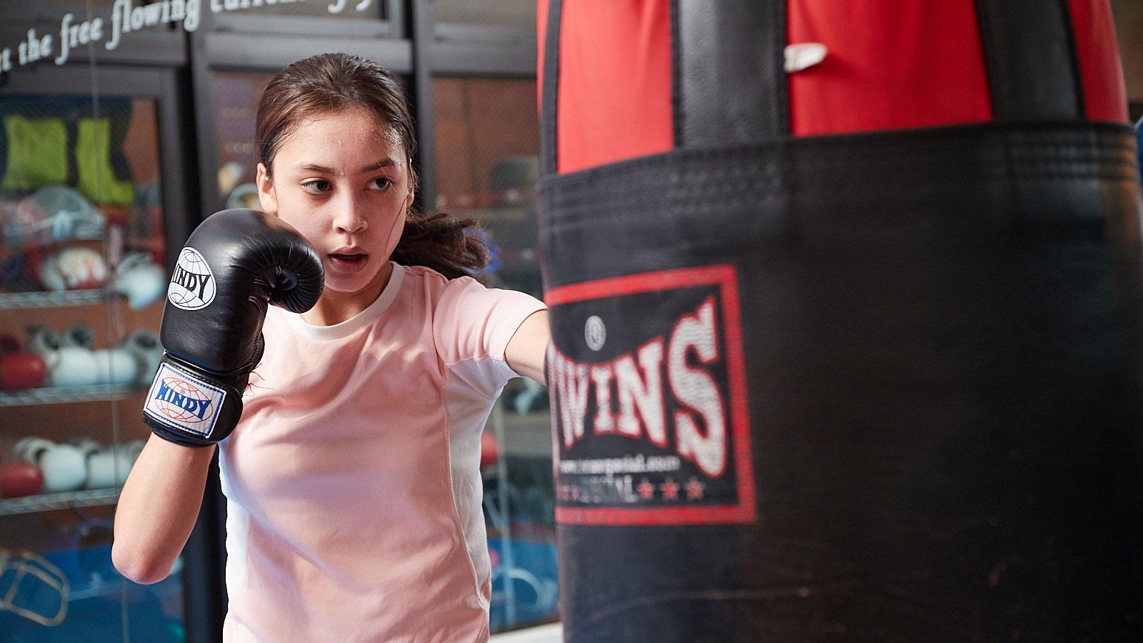 高橋アリスのガチトレに密着。現役ティーンモデルがキックボクシング最年少勝利！