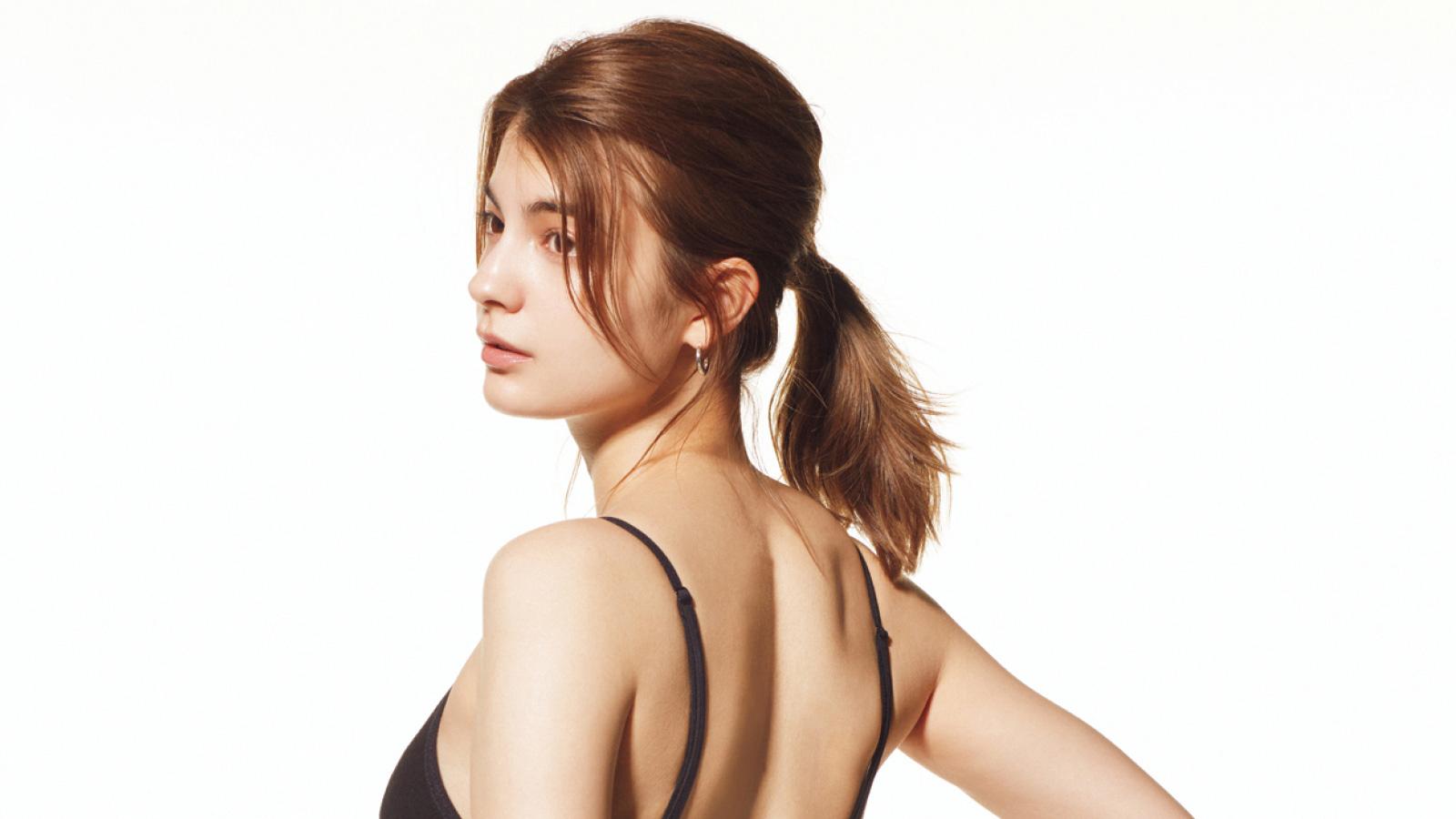 カラダと対話しながら実験と検証を繰り返す。しなやかに輝きを放つマギーの脱げるカラダ