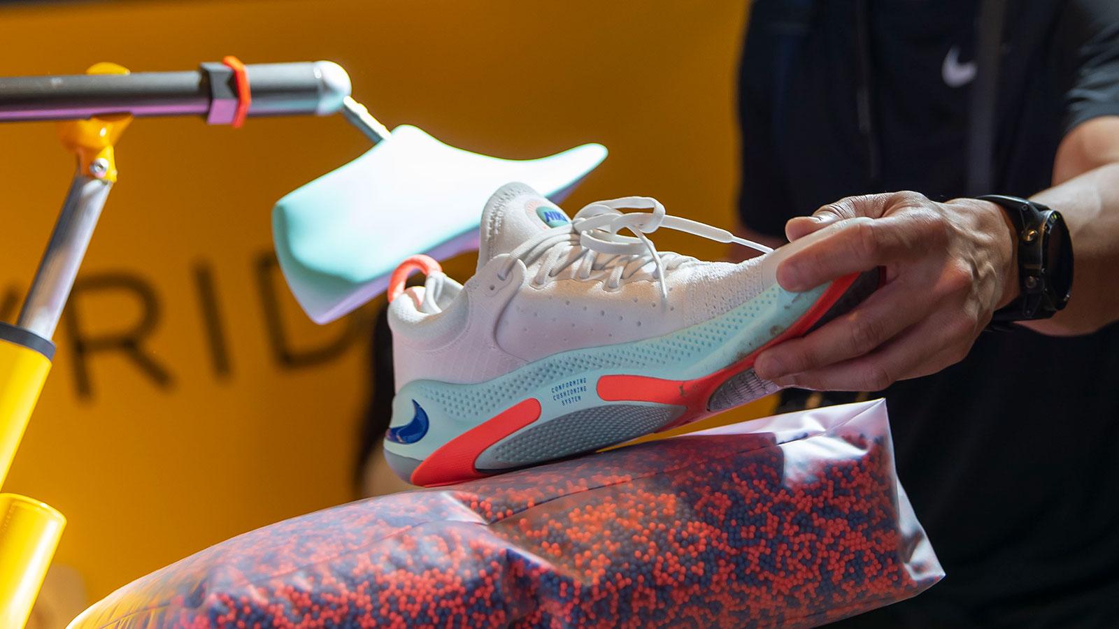 まるでビーズクッションを踏む感覚。「ナイキ ジョイライド」はランに“気持ちいい”をプラスする