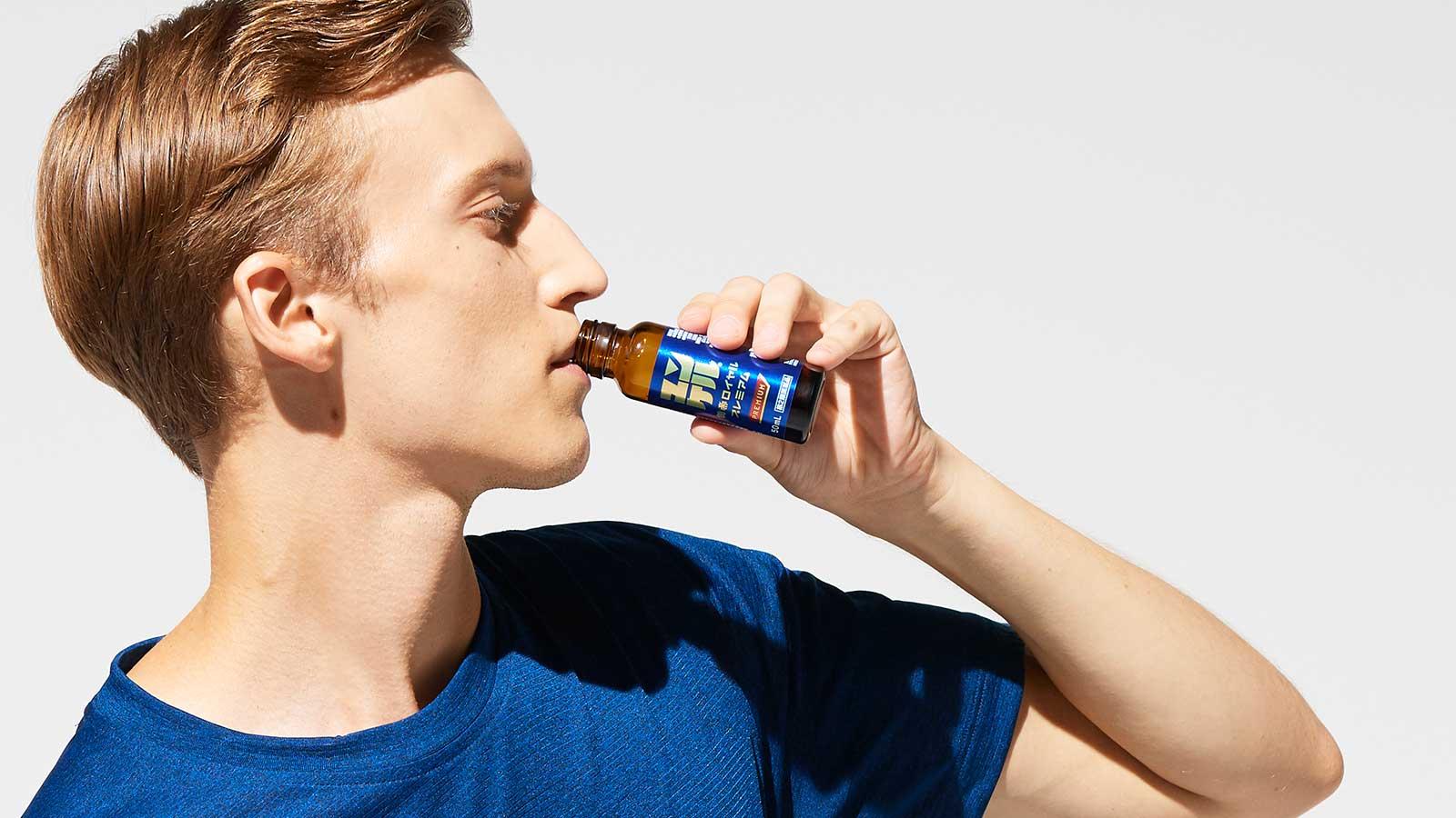 アクティブに！ パワフルに！ 14種の生薬を配合した青の〈ユンケル〉初登場