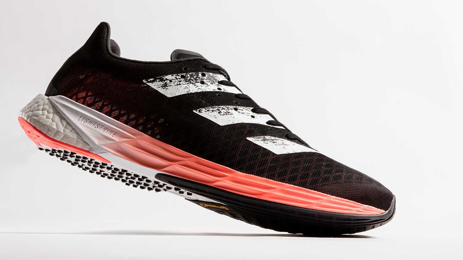 アディダスから満を持して登場する、カーボンプレート搭載のシューズ《アディゼロ プロ》