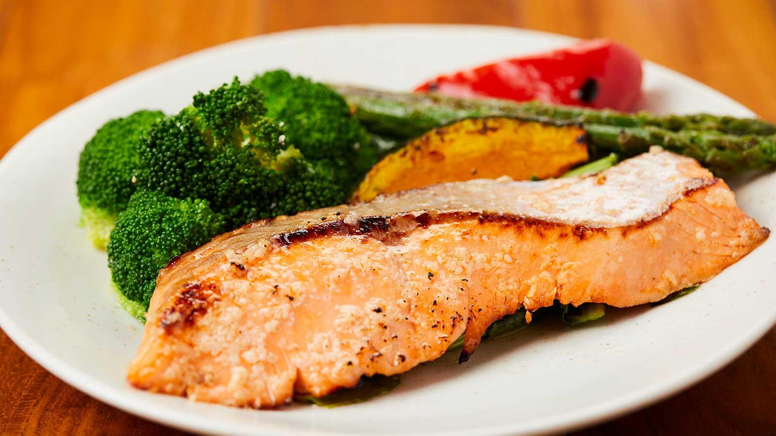 目の疲れには「アスタキサンチン」が有効です