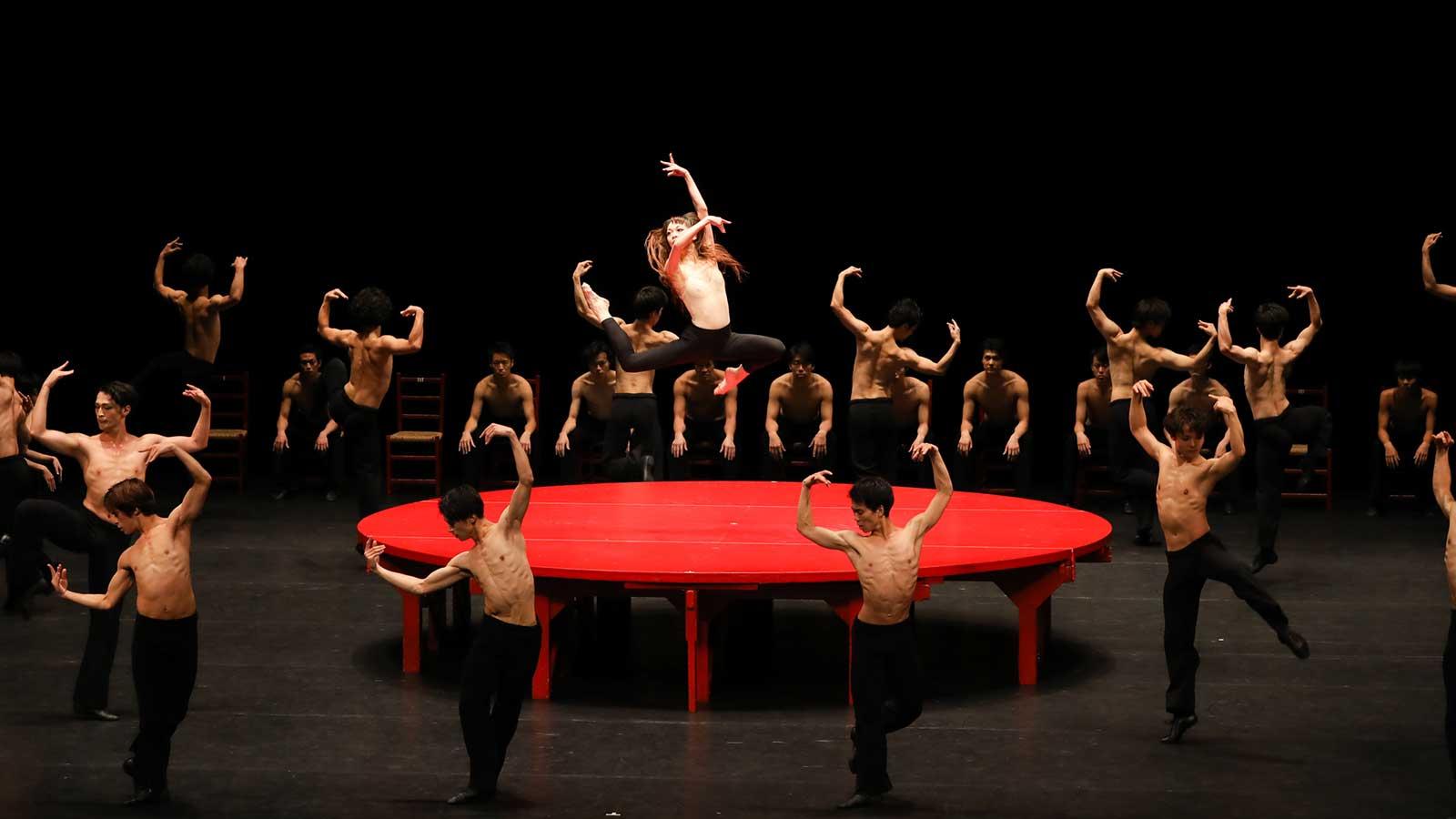 ダンサーがカラダをほぐす必需品「フォームローラー」（バレエダンサー・井福俊太郎さん）