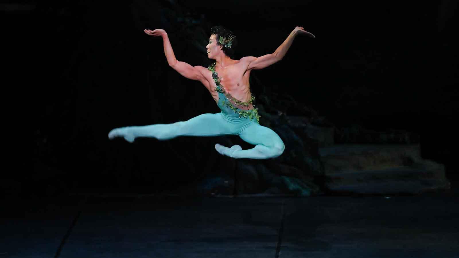 歪みを改善し、代謝をアップする簡単スクワット（バレエダンサー・井福俊太郎さん）