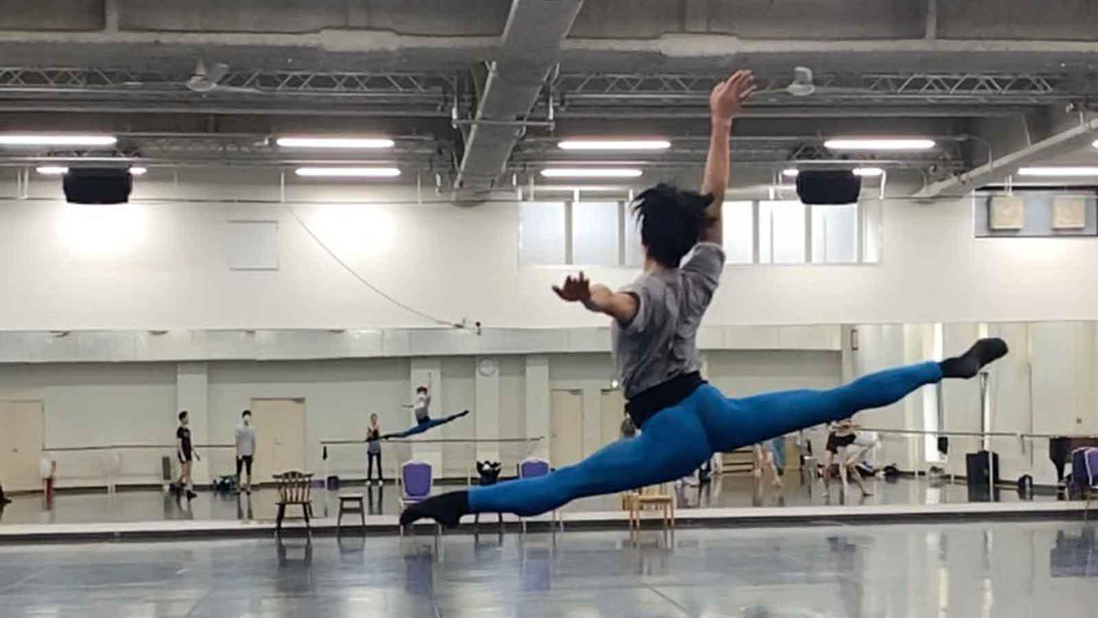 疲れを持ち越さないために愛飲しているBCAA（バレエダンサー・井福俊太郎さん）