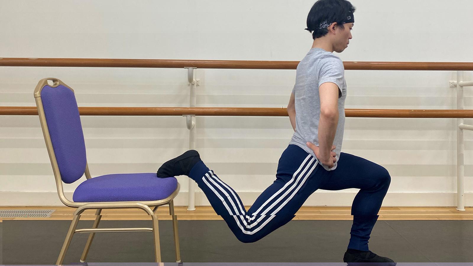 バレエダンサーが実践する椅子を使ったスクワット（バレエダンサー・井福俊太郎さん）