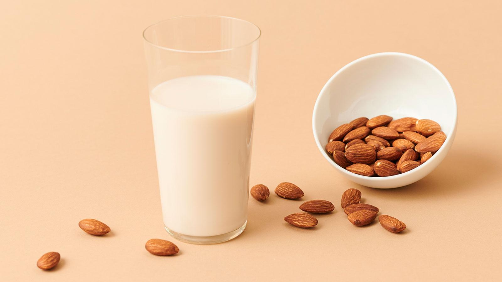 アクティブな女性は要注目。「アーモンドミルク」の栄養成分とは？