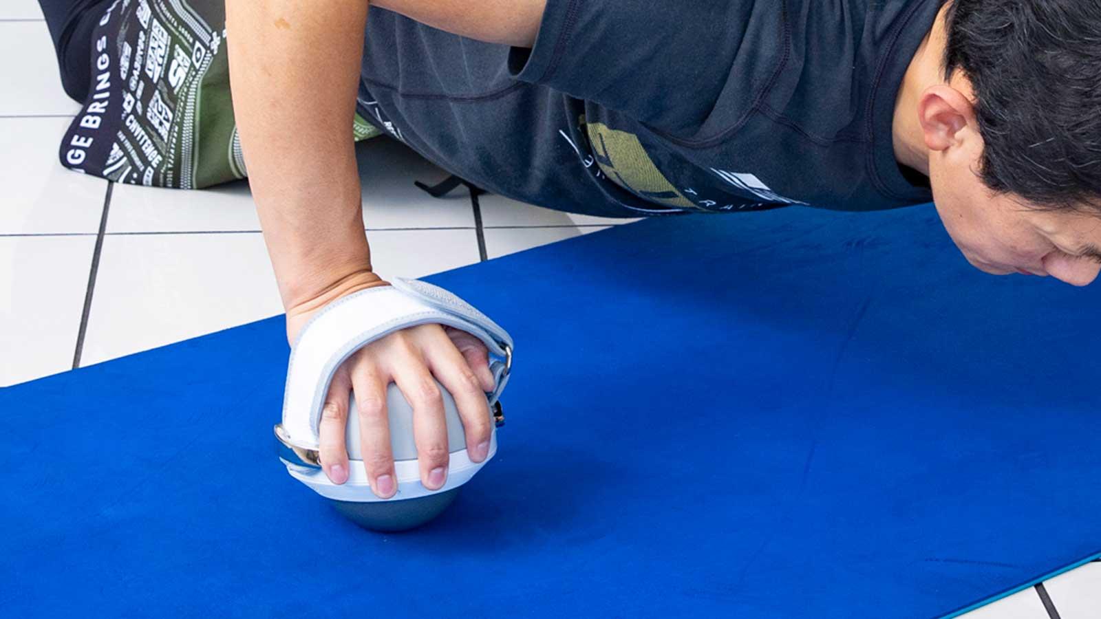 手足に装着！ “不安定”でカラダを鍛える球状ギア《GRIT BALL》