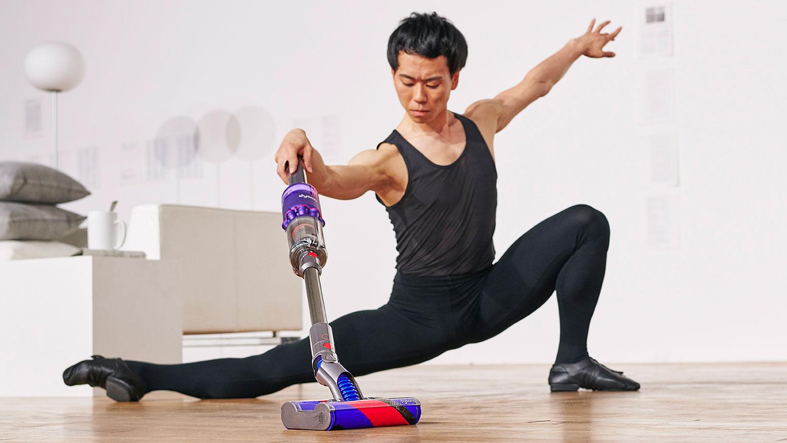 今度の〈ダイソン〉、可動域がハンパない…。バレエダンサーも唸る“自在な操作性”