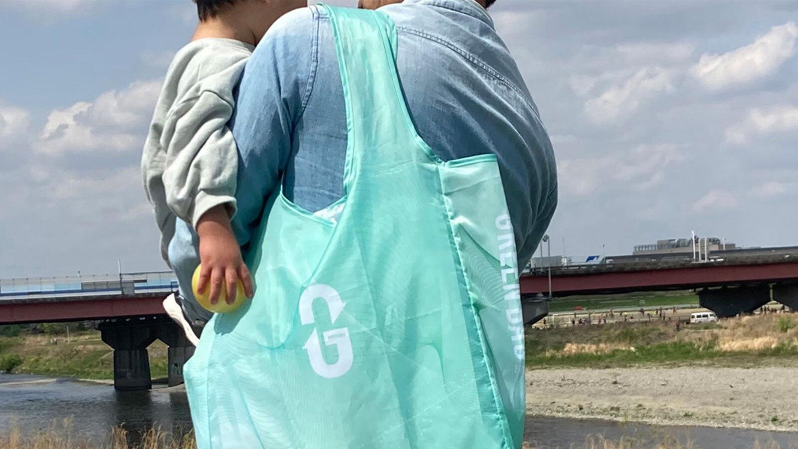 収益金の一部で子どもの健全育成活動を支援。アシックスの100％リサイクル素材のエコバッグ