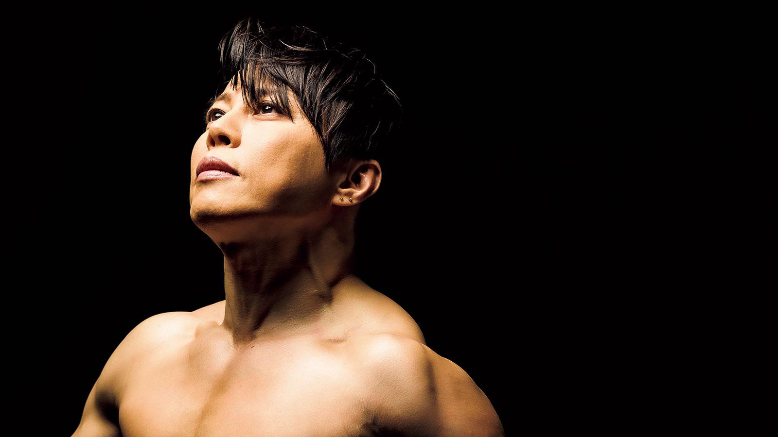 西川貴教、齢五十。読者の「腹筋の悩み」に答えます