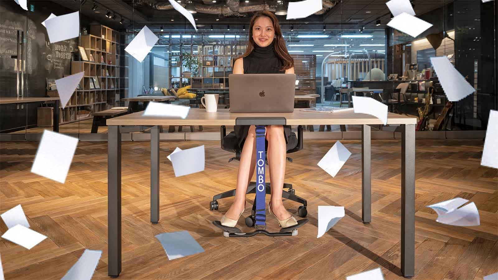 座りながらでも筋力低下を防ぎ、血流を改善する《The Tomboスタンド》