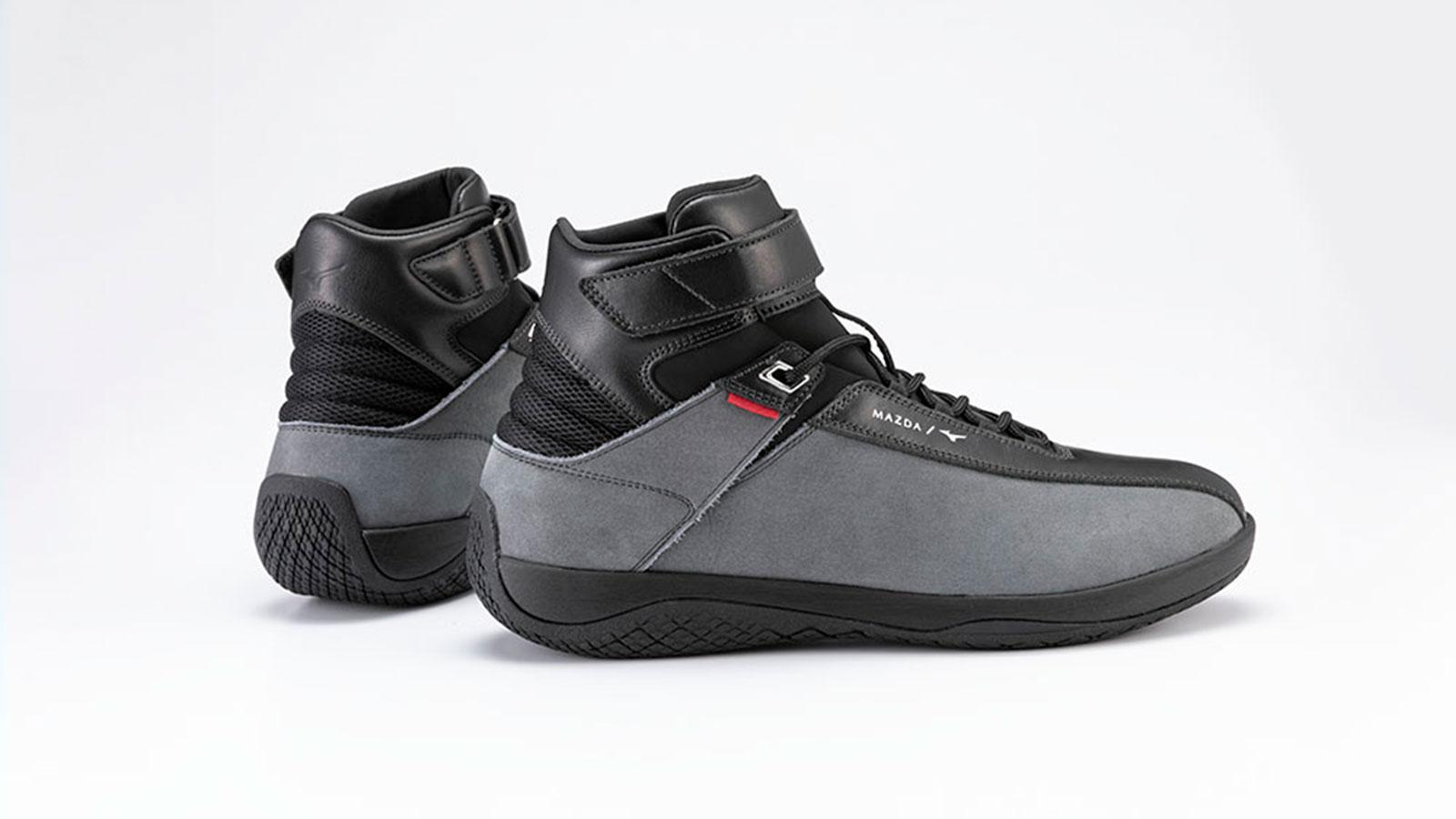 “クルマと通じ合う”〈マツダ〉と〈ミズノ〉のドライビングシューズ