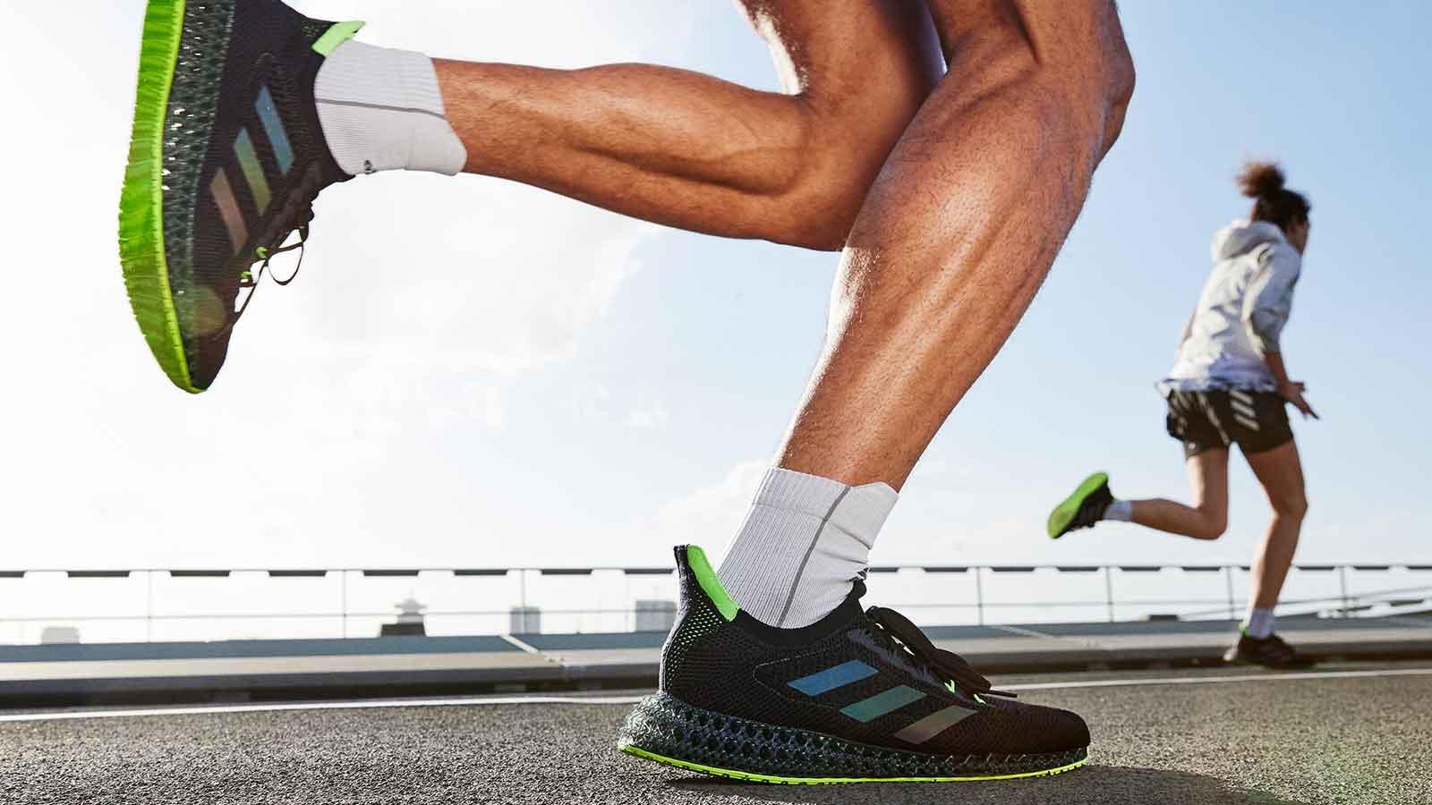 前向きなランニングシューズ。3Dプリント・ミッドソール搭載の《adidas 4DFWD》