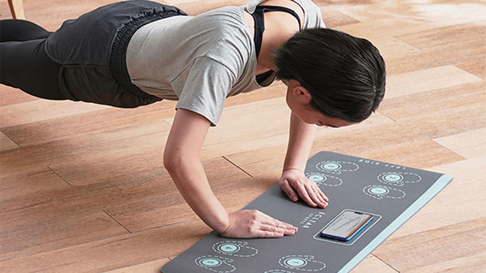 手の向きは？ 幅の広さは？ フォームの疑問を解決する「腕立て専用マット」