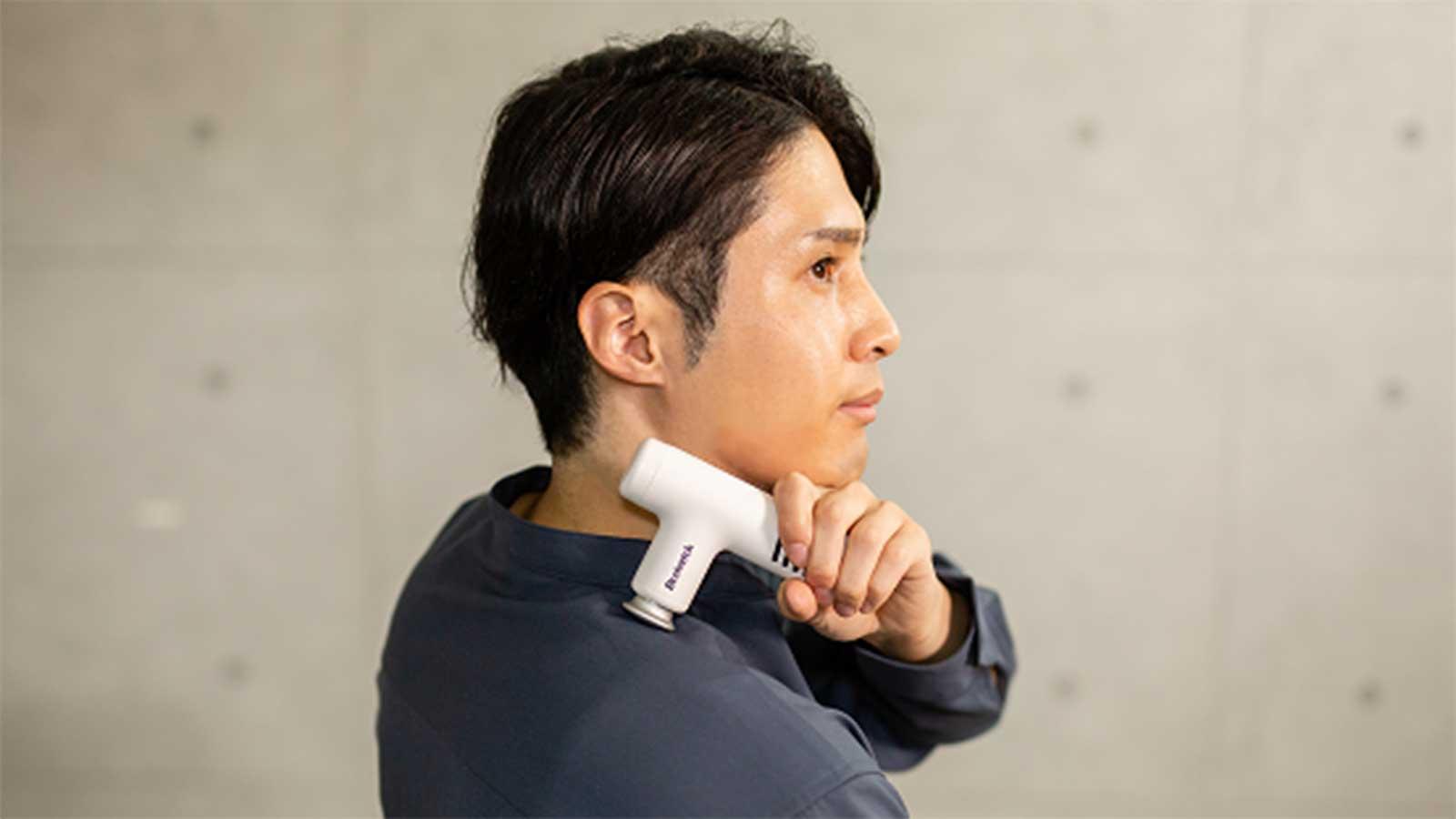 オフィスやレース遠征先でも使えそう。スマホサイズのマッサージガン