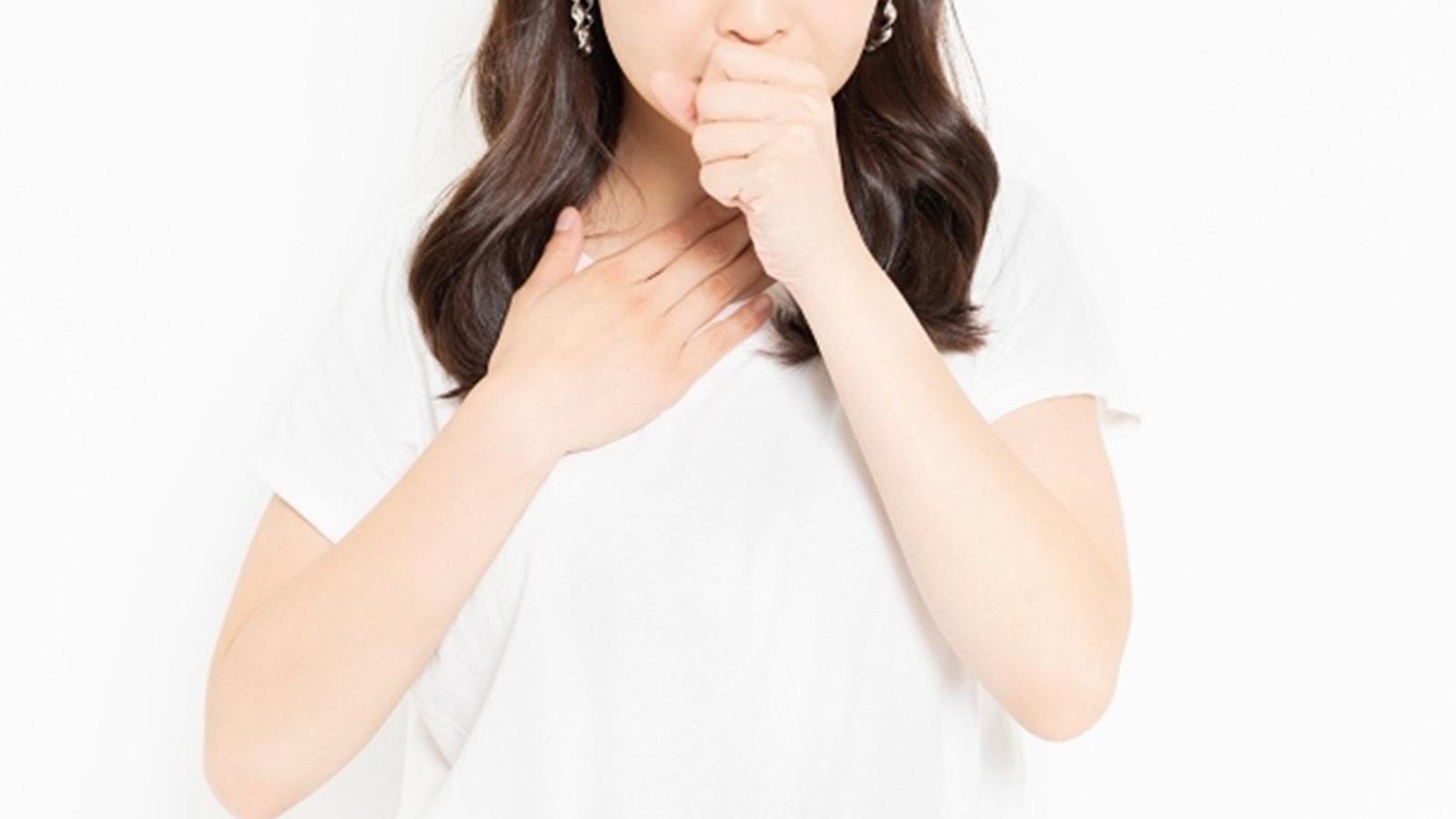 咳をする女性