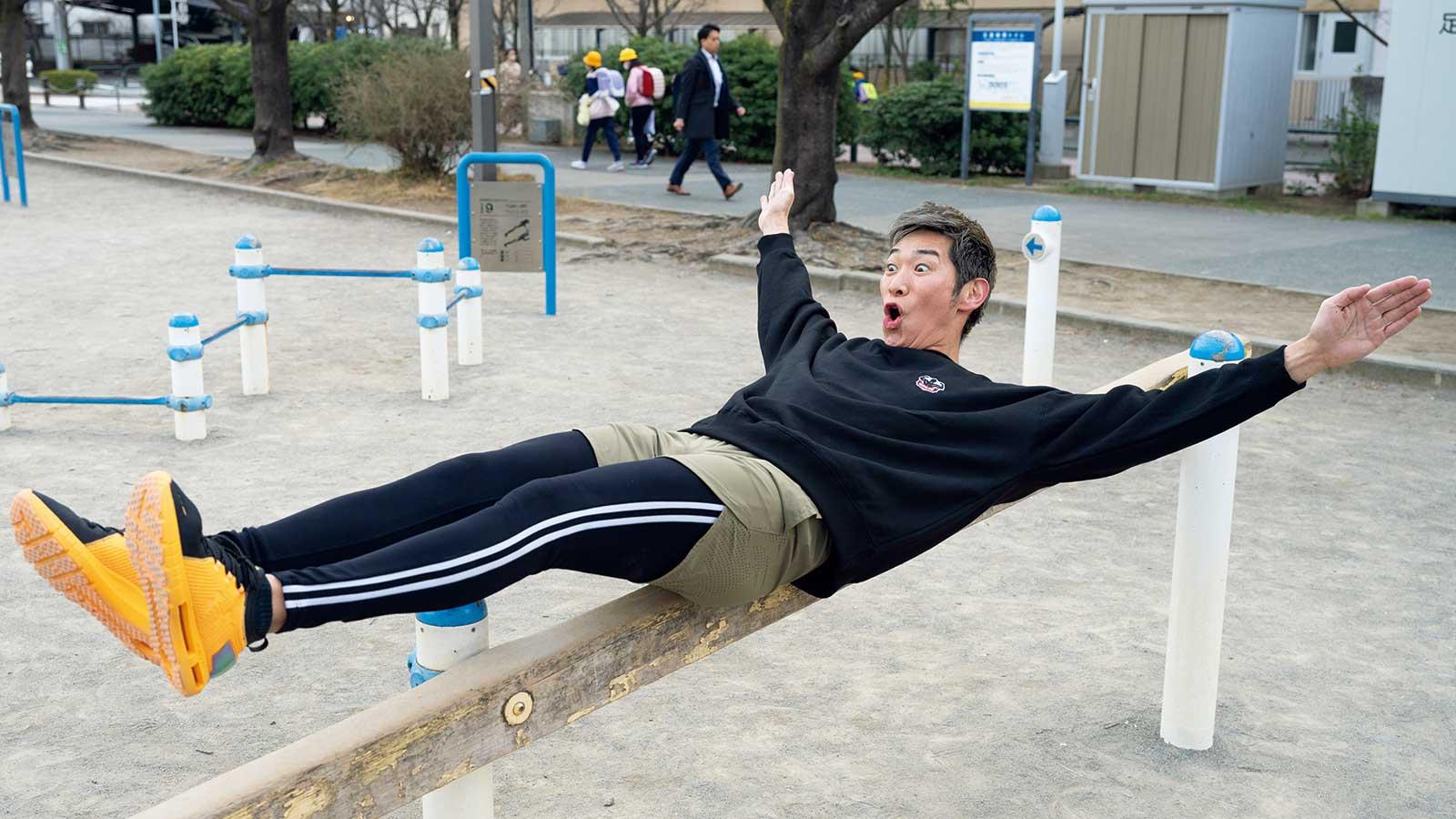 公園トレをするレーザーラモンHGさん