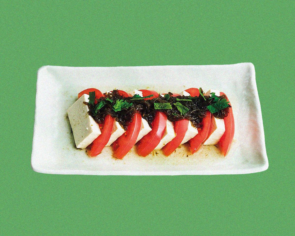 鍛えるシェフの筋肉レシピ：トマトと島豆腐のカプレーゼ もずく酢のせ