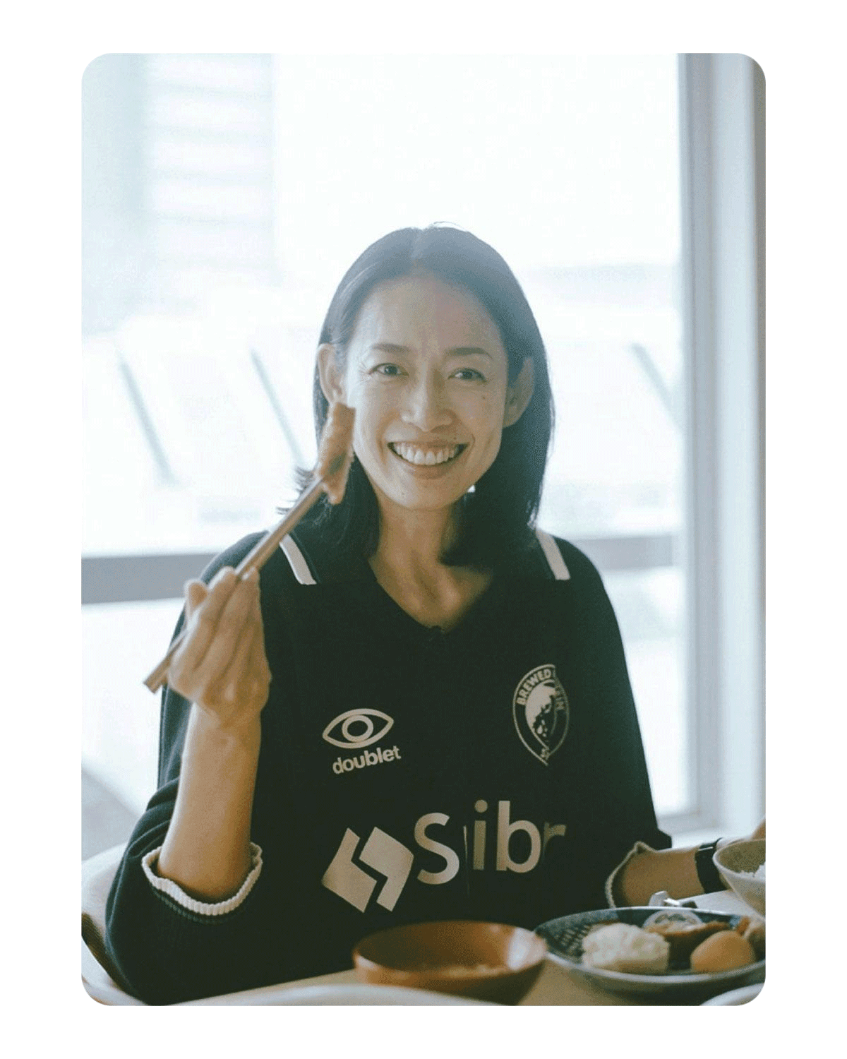大皿とんかつを囲んで、原沙知絵さんに「自分と相性の良いピラティスの探し方」を訊く。｜麻生要一郎のテーブル・トーク