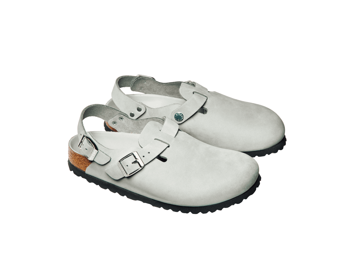 いざって時、街を駆け抜けられる。〈BIRKENSTOCK〉のサンダル。