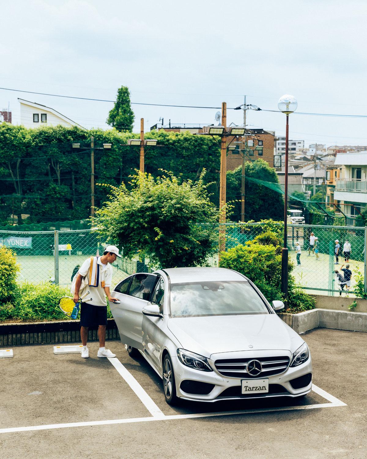 シルバーボディが自由が丘の街並みによく馴染む。《メルセデス・ベンツ C200 AVANTGARDE AMG》｜クルマと好日