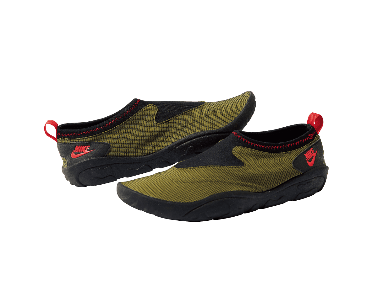 街も水辺も悪天候も、これ一足。 〈NIKE〉のスニーカー。