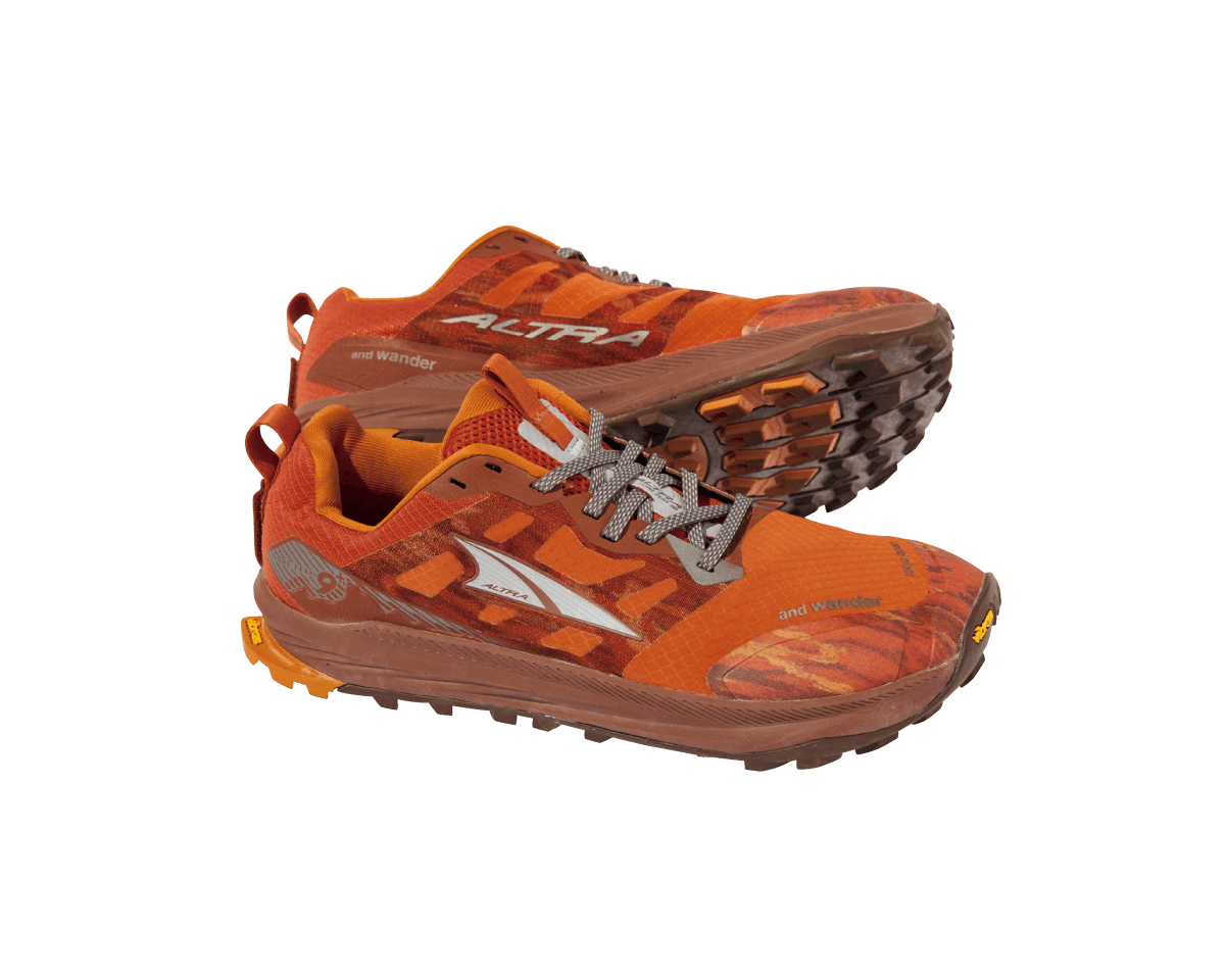 〈Altra × and wander〉のスニーカー