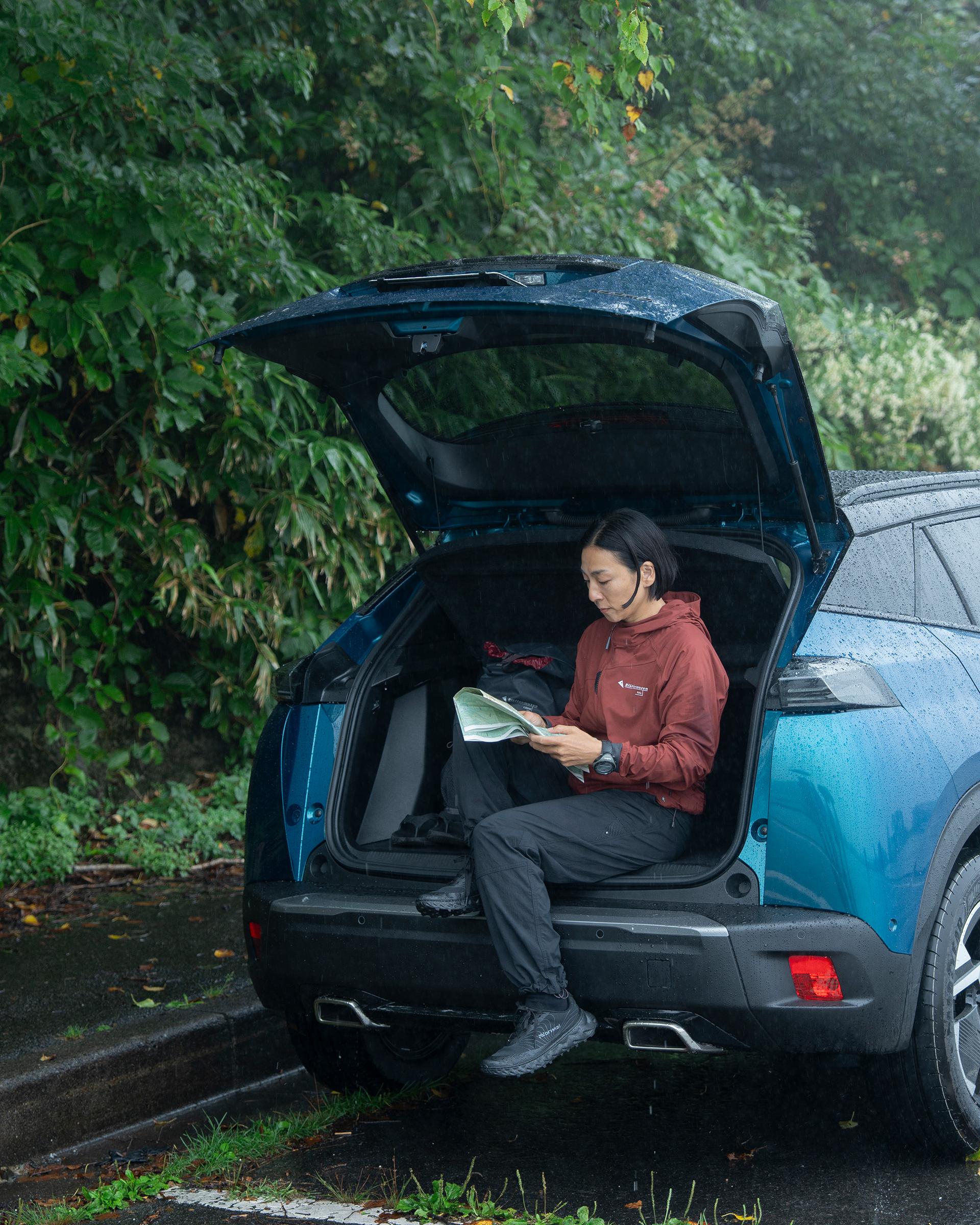 モダンで軽やかな《プジョー2008 ハイブリッド》と、大好きなあの山へ。