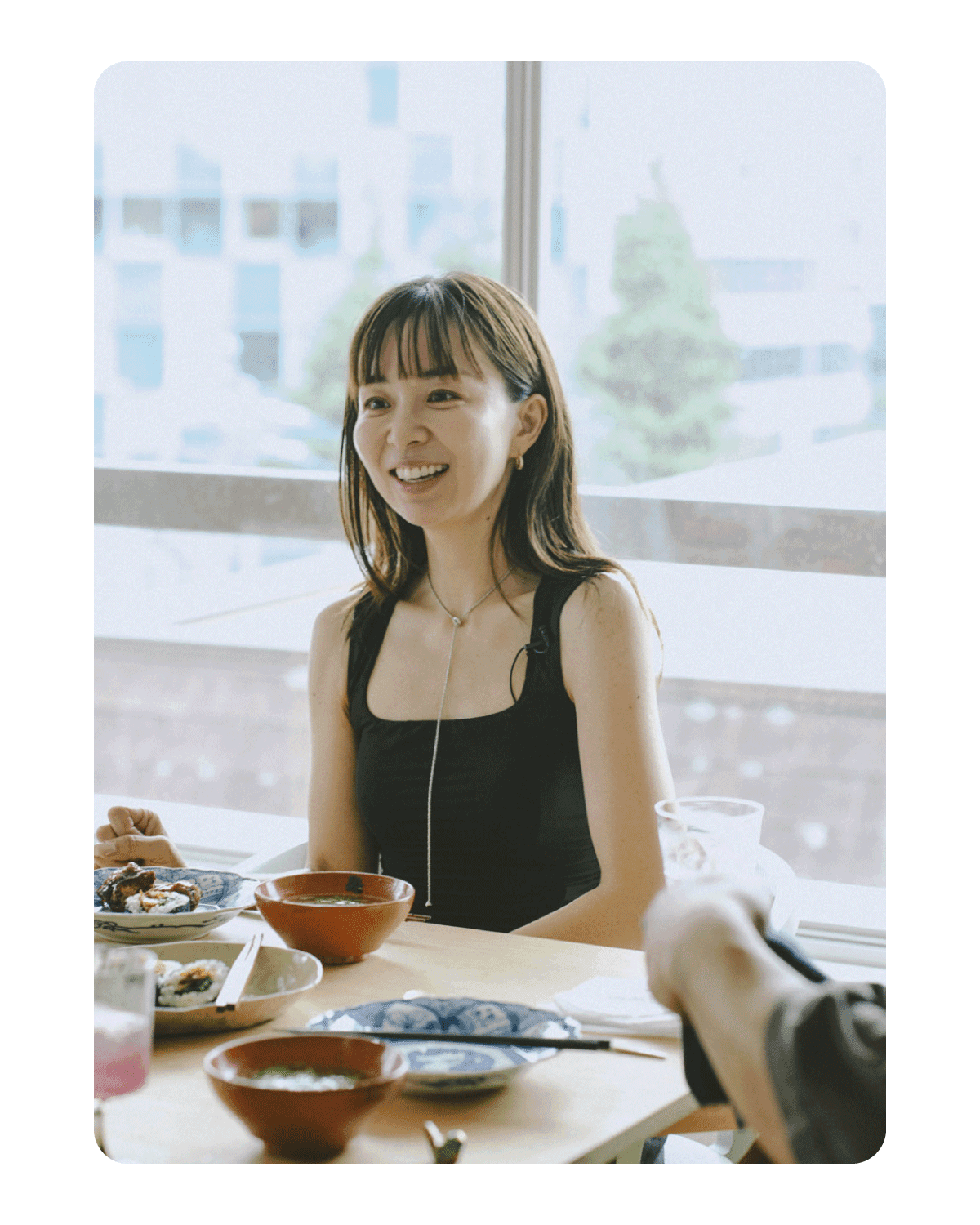 ヤンニョムチキンを味わいながら、金子渚さんとネイルの楽しさを再発見する。｜麻生要一郎のテーブル・トーク