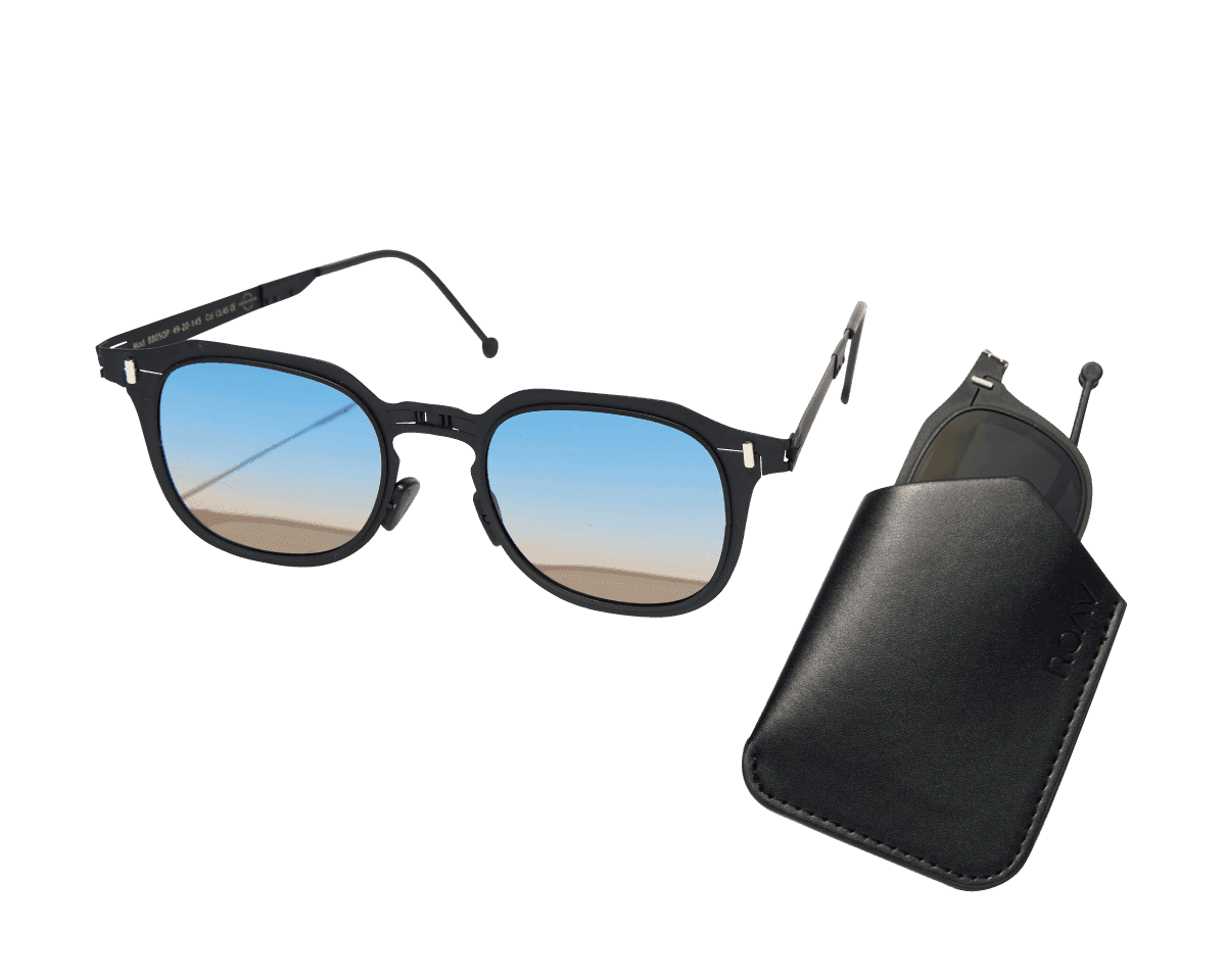 胸ポケットに収まる相棒。〈ROAV GALAXY〉のサングラス。