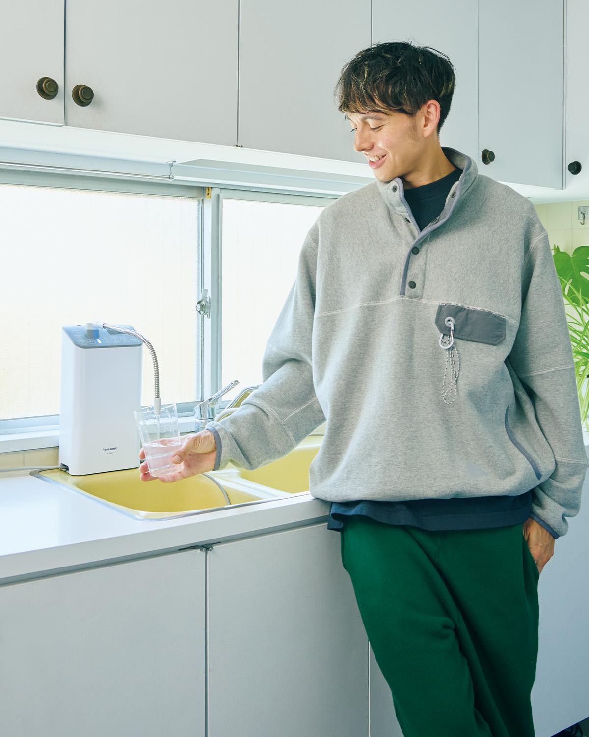 ハリー杉山さんが語る“水の質”へのこだわり。新しい相棒に〈パナソニック〉のアルカリイオン整水器を選んだ理由。