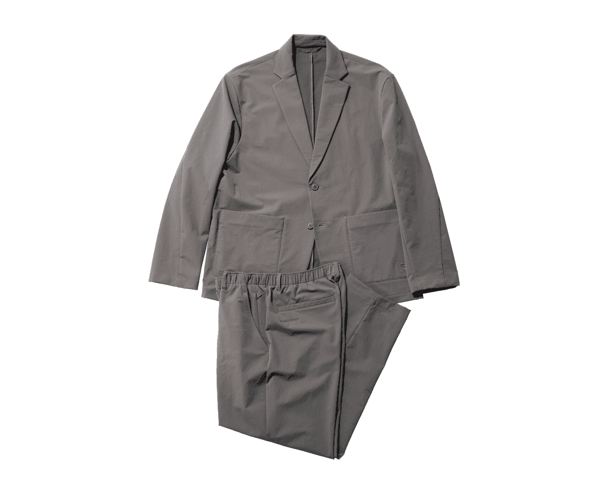 白黒つけない、グレーな上下。〈New Balance〉のジャケット＆パンツ。