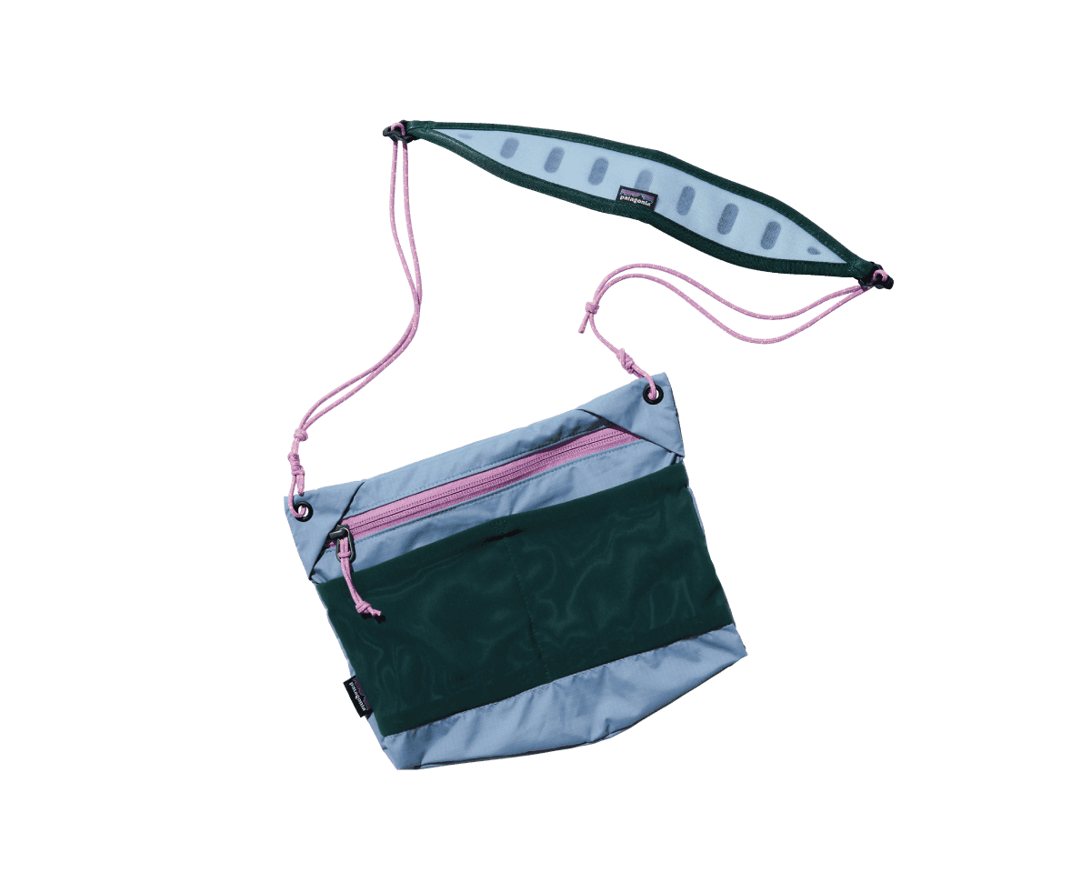 小さなボディに機能を凝縮。〈Patagonia〉のサコッシュ。