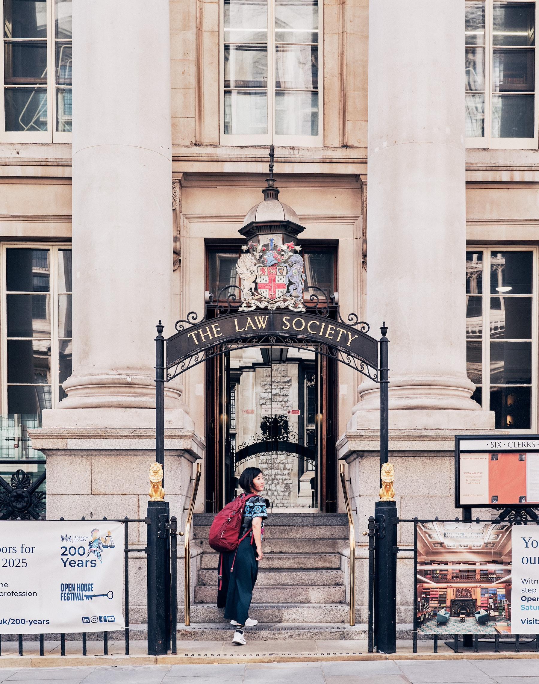 法の知識で扉を開き、世界の境界を溶かしていく｜自分の旅のつくりかた。 vol.06 原口侑子（弁護士）