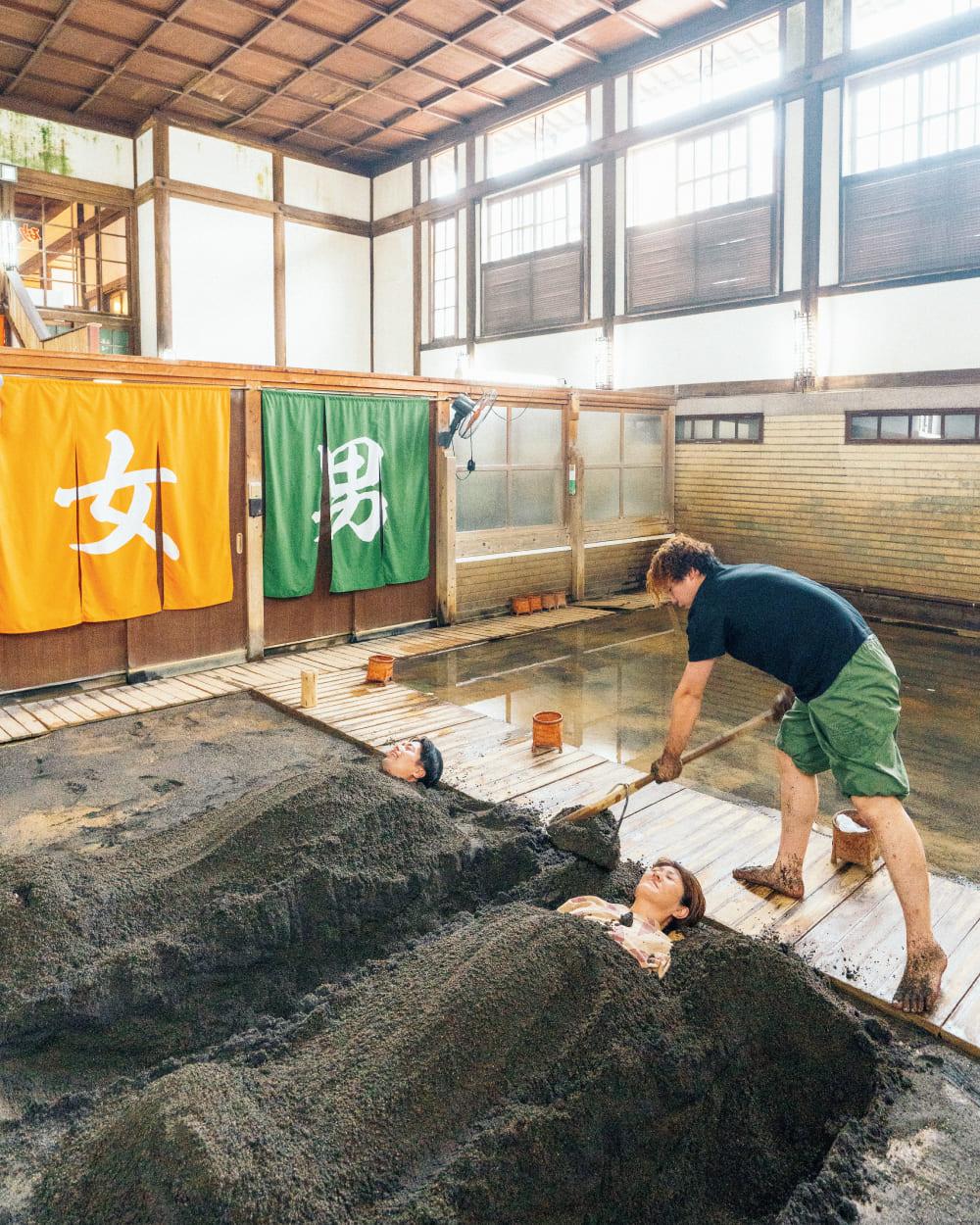 砂湯に蒸し湯、“食べる温泉”まで。湯けむり大国・九州の個性派温泉。