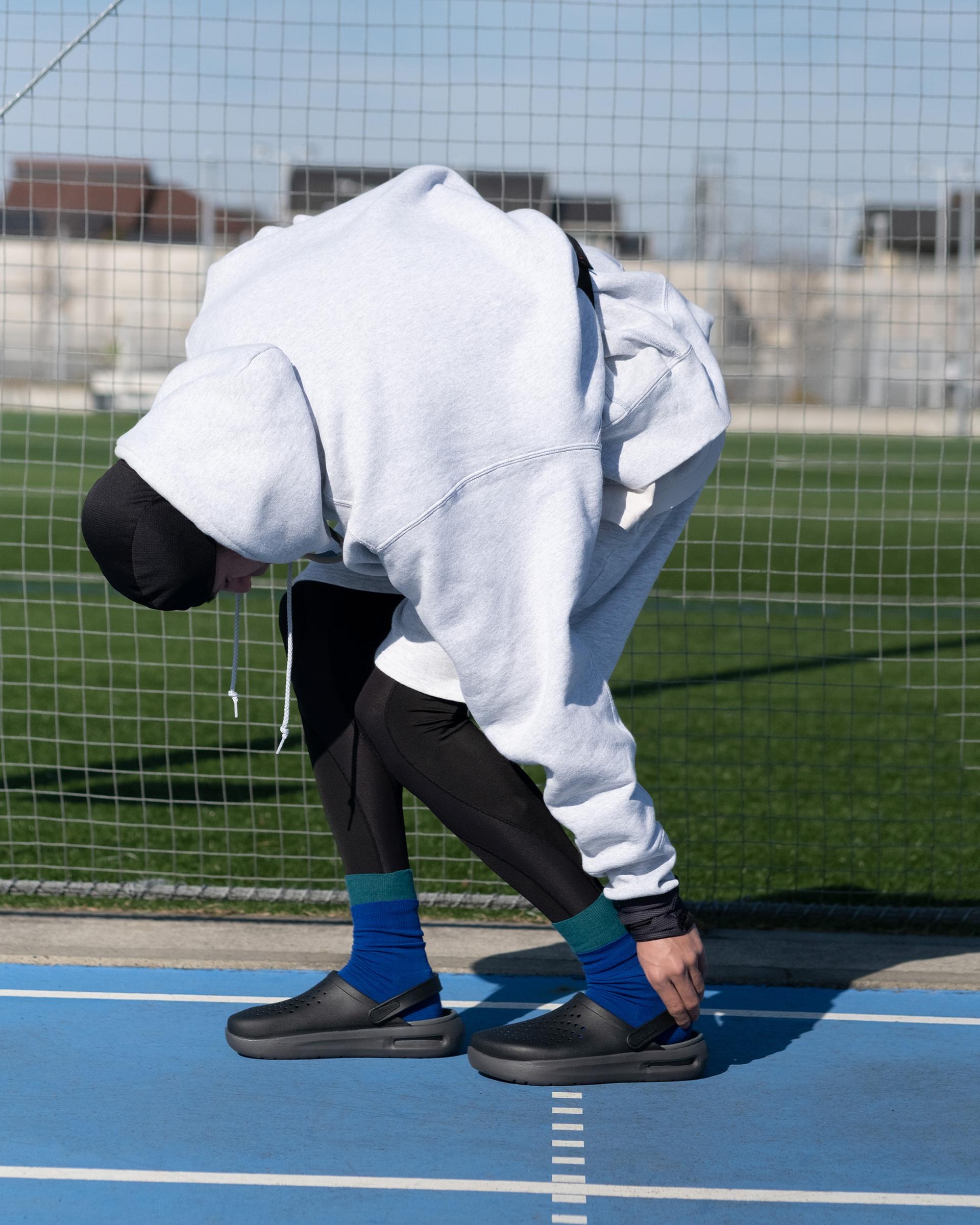 3層構造で快適な履き心地。〈crocs〉の《InMotion》でスポーツ・アウトドア時間もスタイリッシュに。