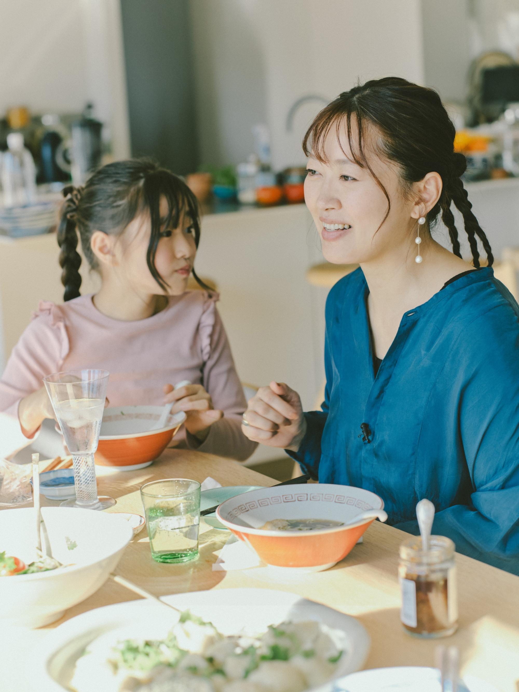 合わせだしラーメンをすすりながら、坂本美雨さんと“ダメな大人”を知ることの大切さを考える。｜麻生要一郎のテーブル・トーク