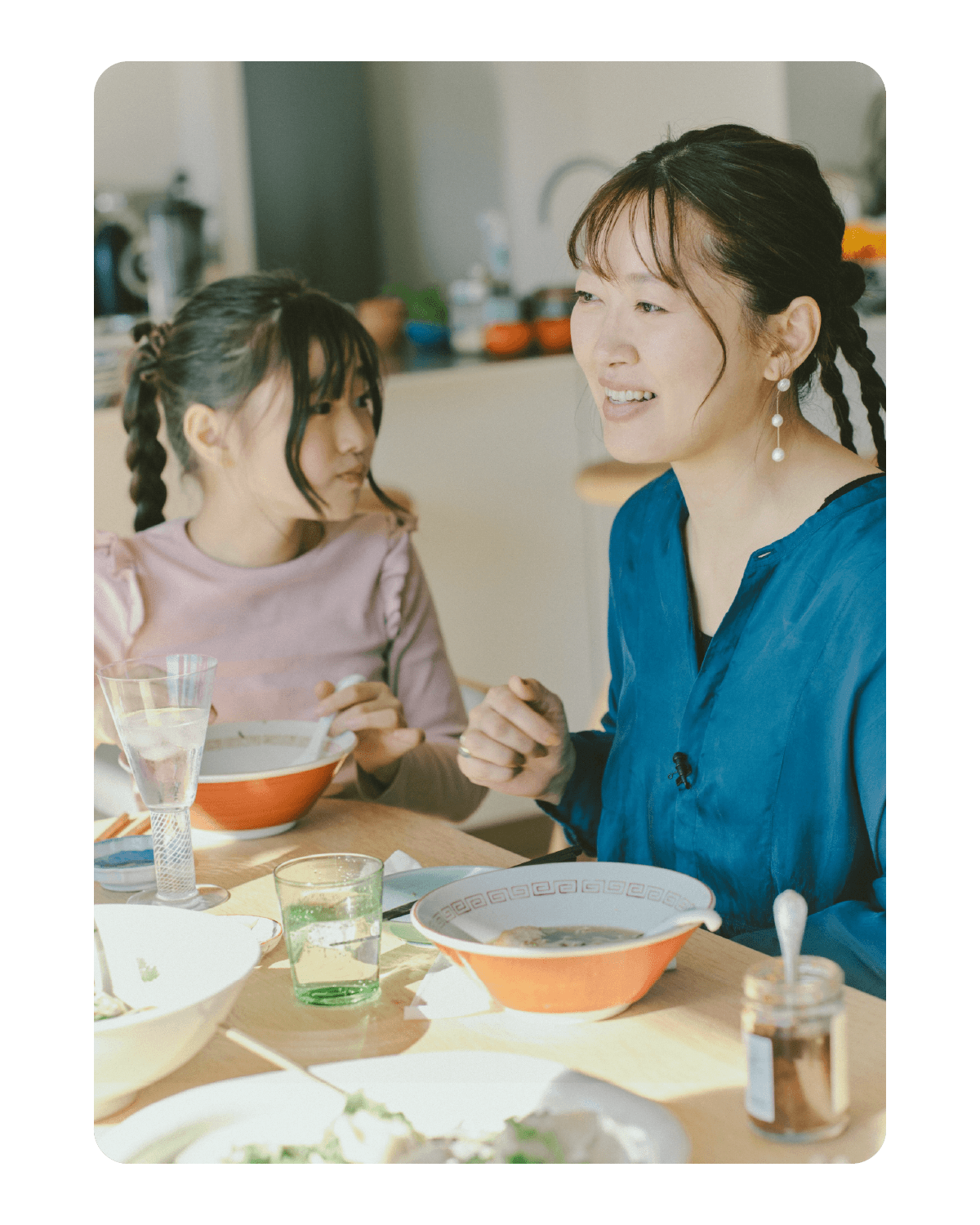 合わせだしラーメンをすすりながら、坂本美雨さんと“ダメな大人”を知ることの大切さを考える。｜麻生要一郎のテーブル・トーク