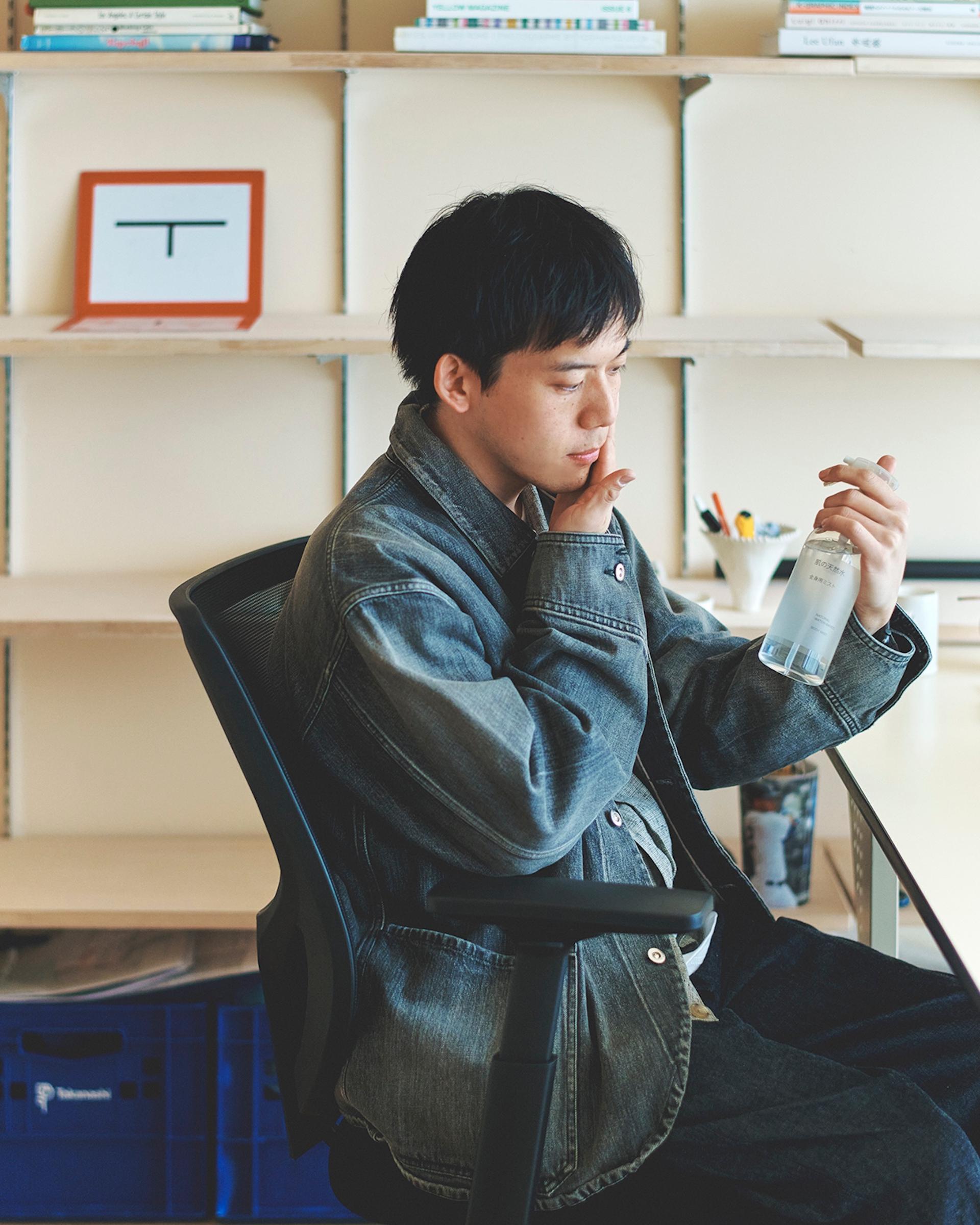 運動やサウナの後、仕事の合間にも。〈無印良品〉の《肌の天然水》で、乾いた肌にうるおいを。