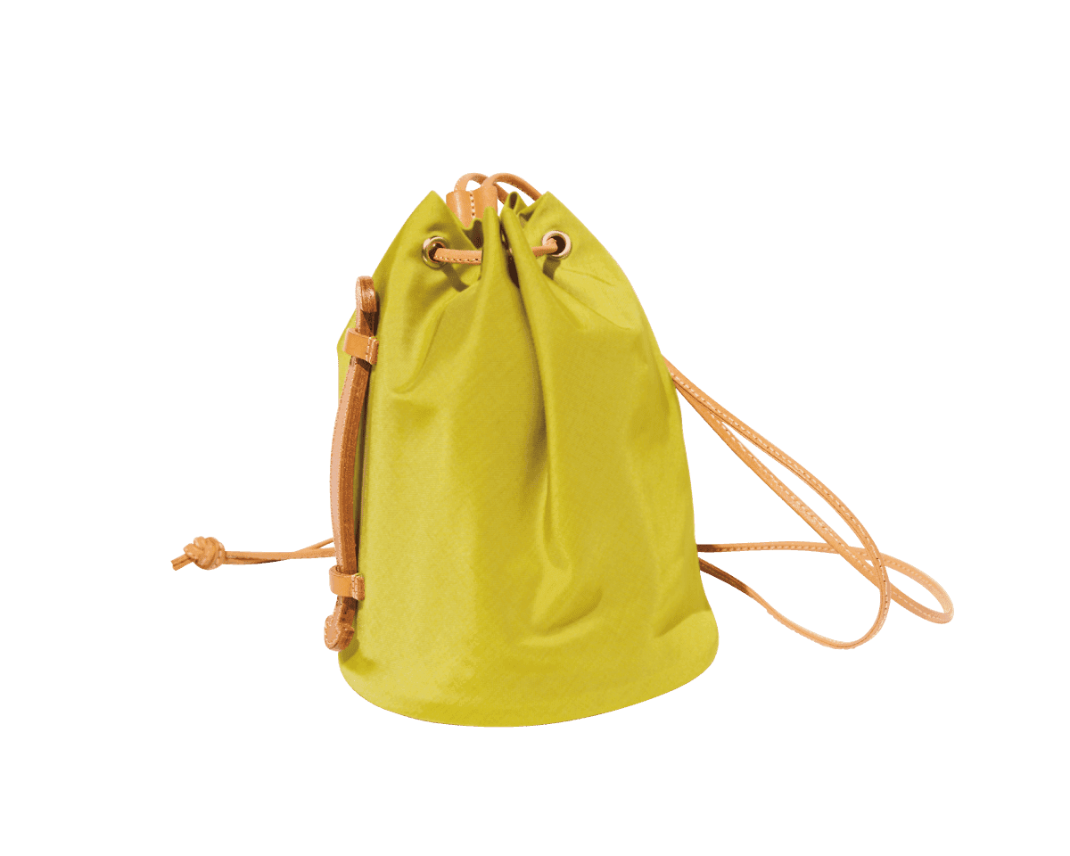 ちょっとした外出も〈AURALEE MADE BY AETA〉のショルダーバッグで小粋に。