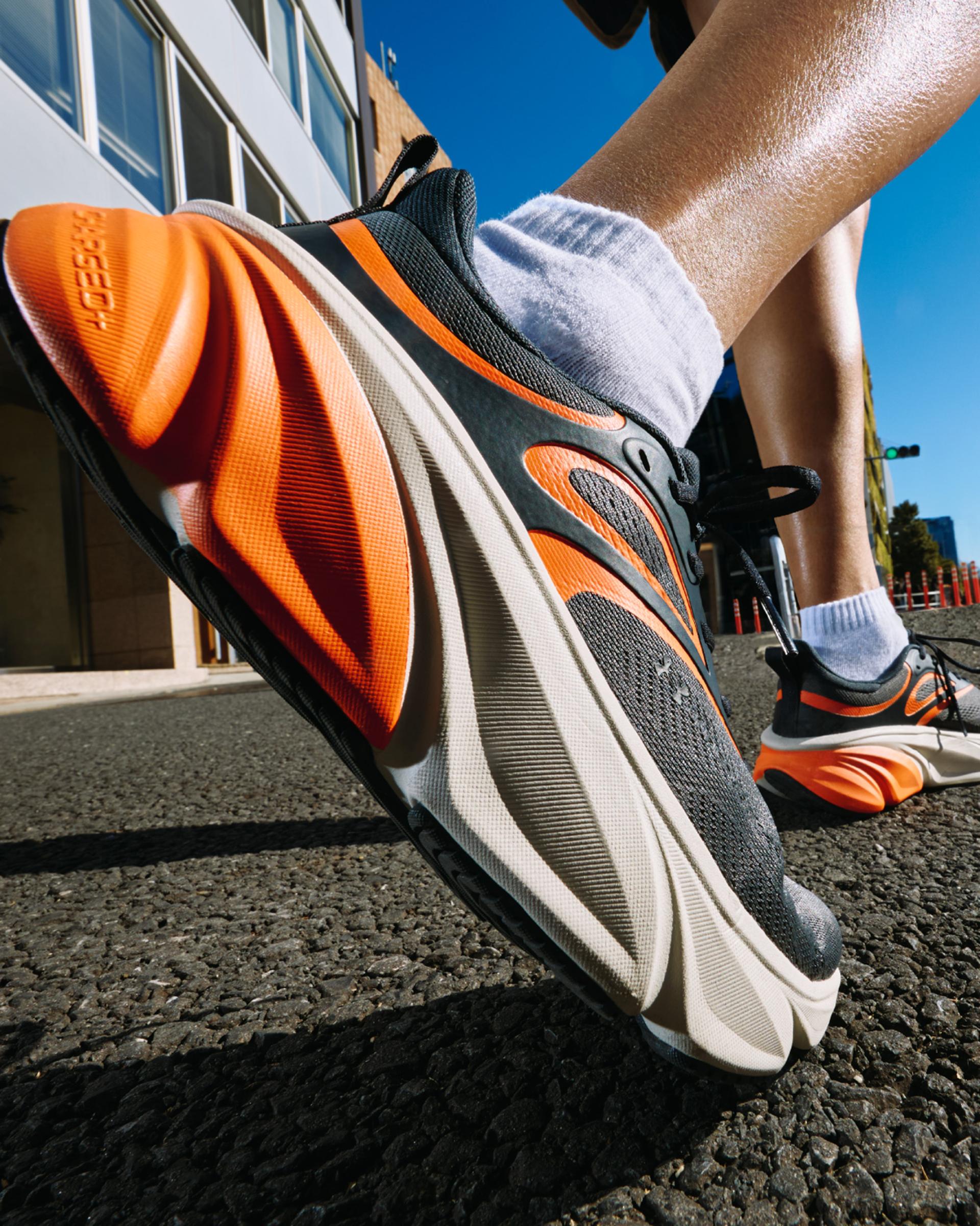 用途に合わせて靴自らが変化するシューズ《UA ROGUE 6》が新登場。“知能を持つクッション” の履き心地を〈ABCマート〉で試そう！