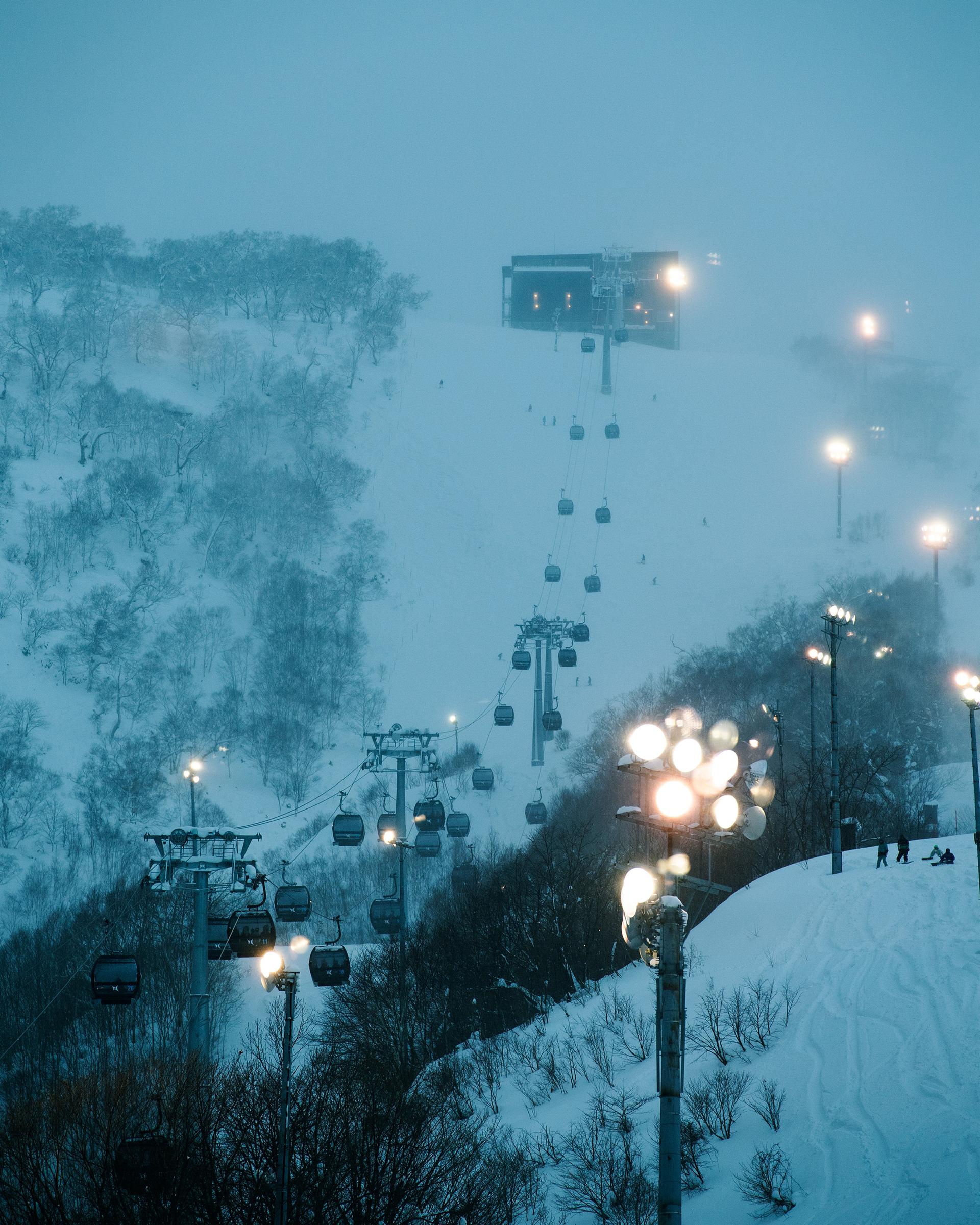 いつもスキーが教えてくれる。愛すべきニセコの街の変遷と、人生に組み込まれた春スキー。〈ニセコ東急 グラン・ヒラフ〉