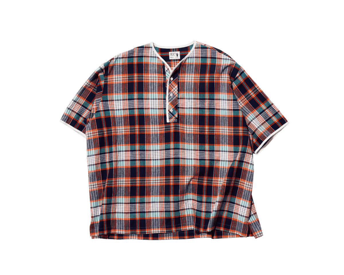 〈HENRY NECK DEPARTMENT〉のシャツ